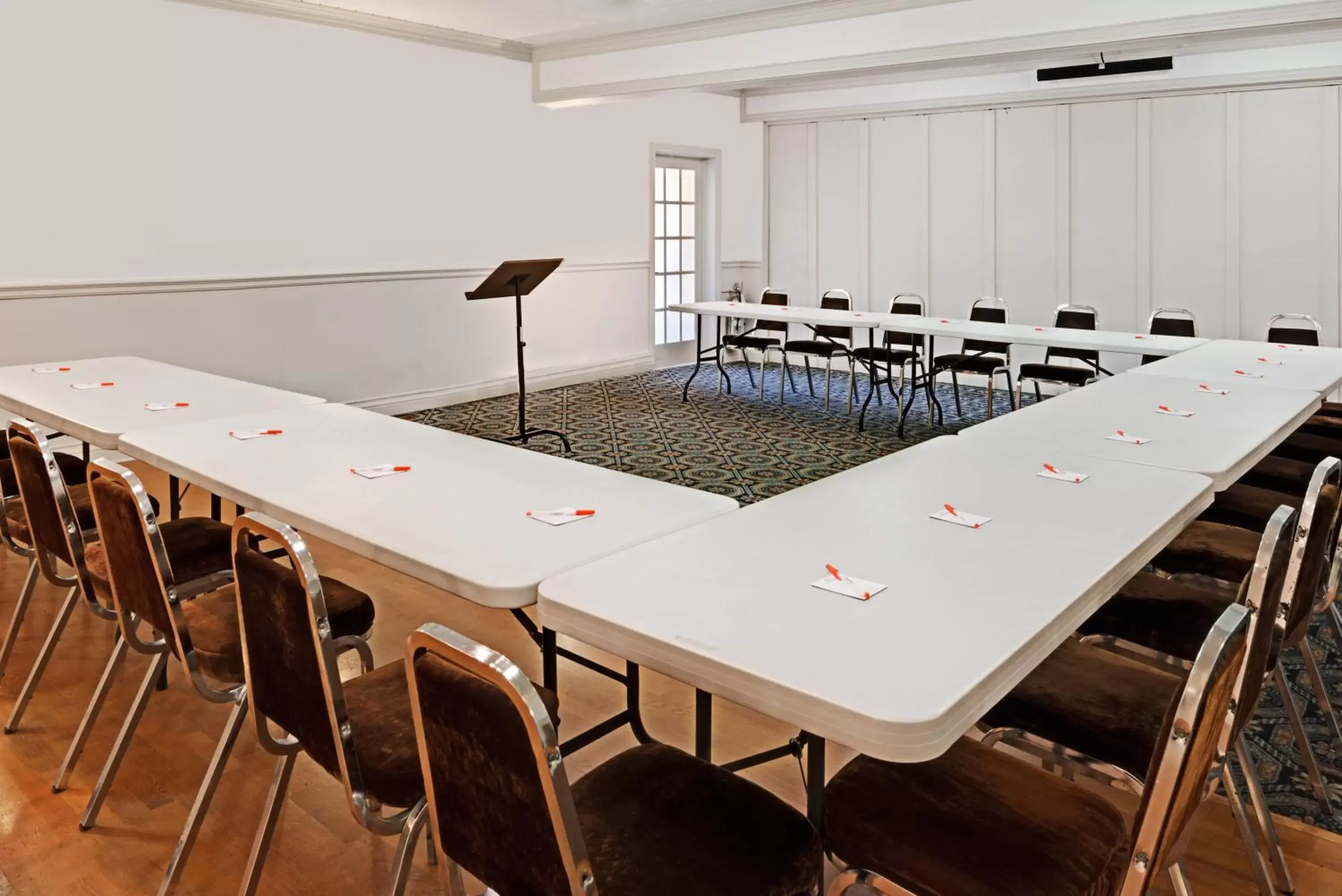 Food and drinks in Howard Johnson by Wyndham Lindsay Food and drinks in Howard Johnson by Wyndham Lindsay