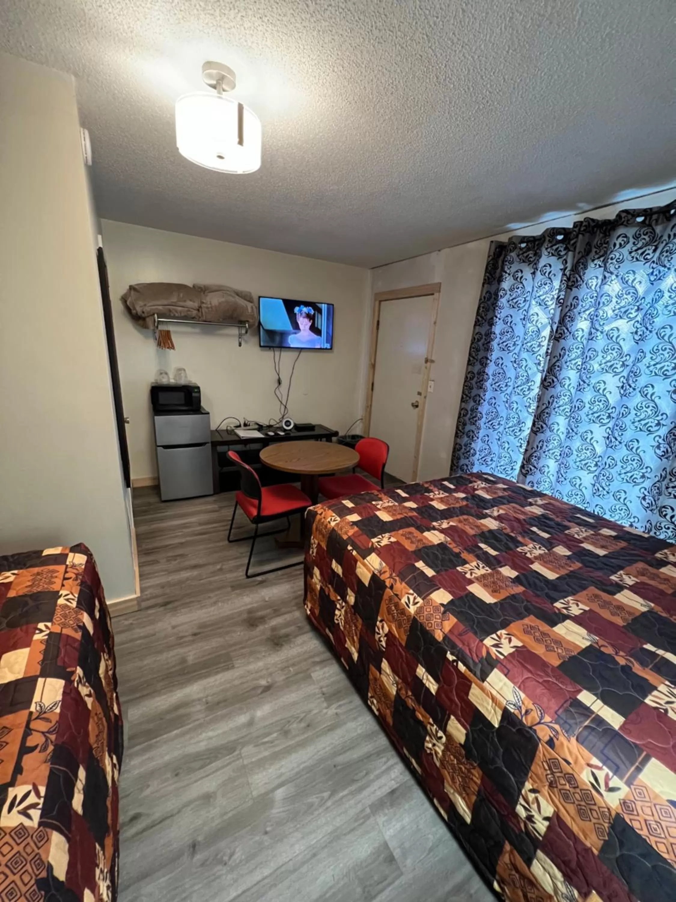 Photo of the whole room, Bed in Liberty Motel