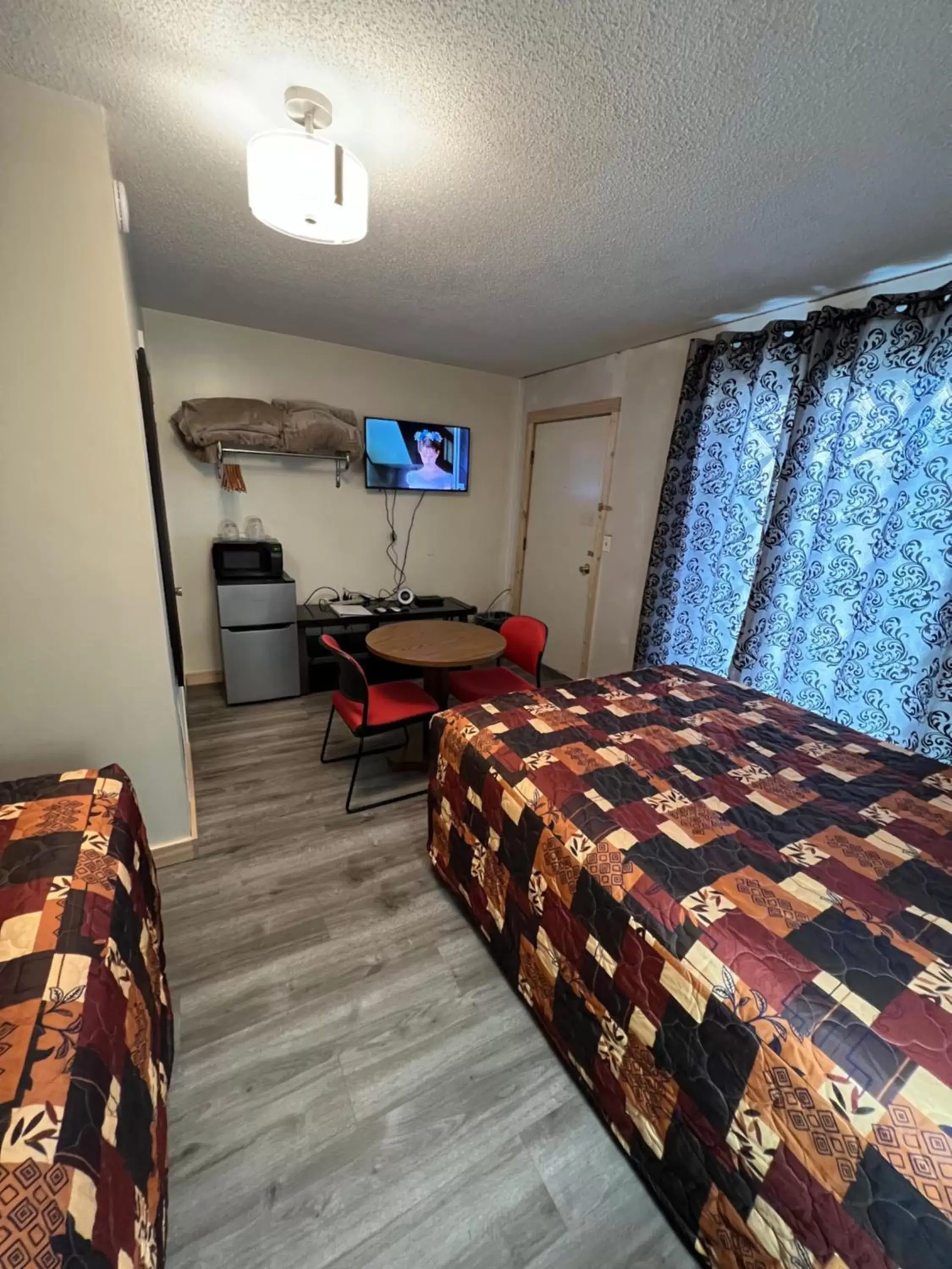 Photo of the whole room in Liberty Motel