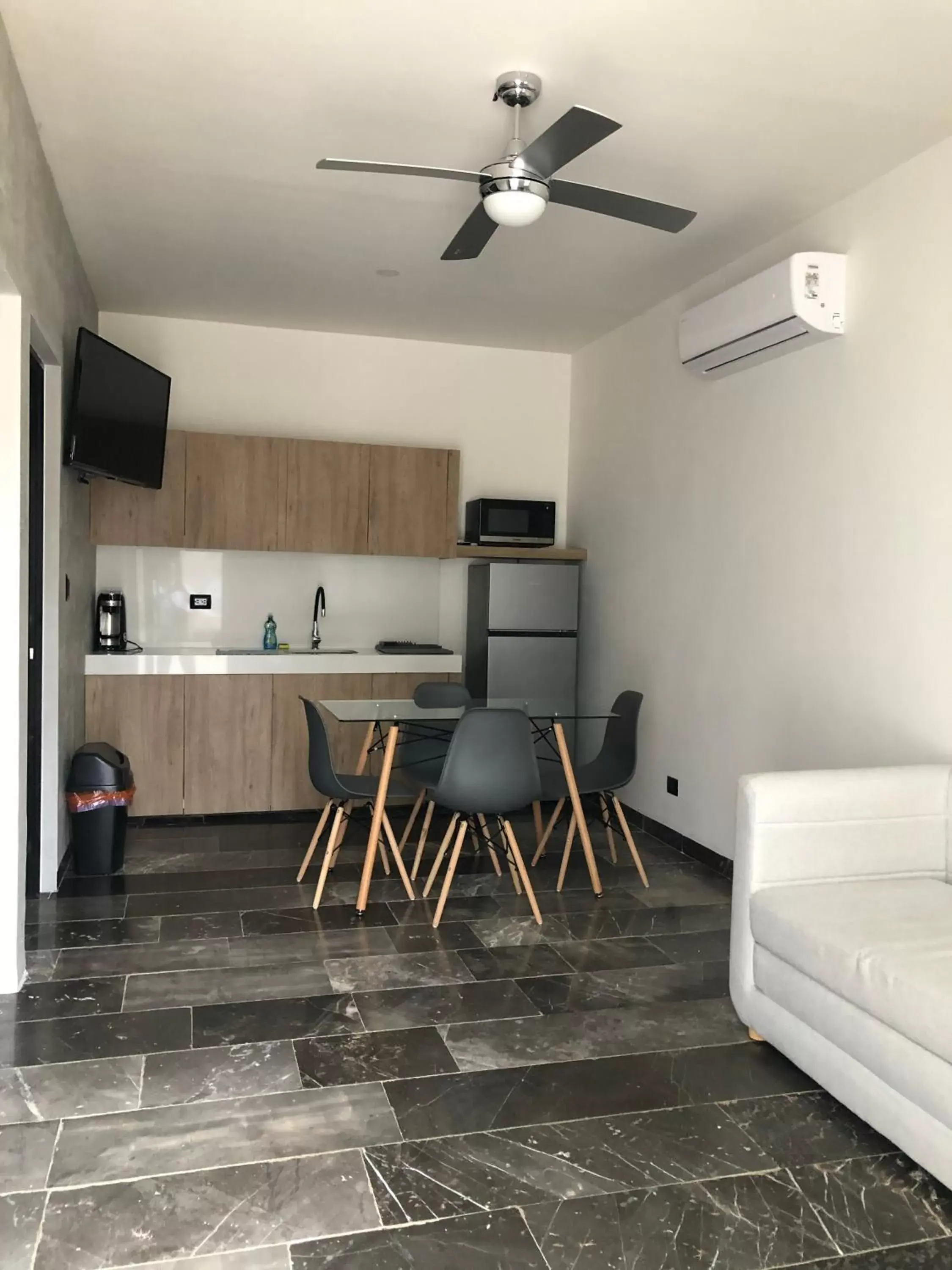 TV and multimedia, Dining Area in Hotel Suites La Negra Boutique