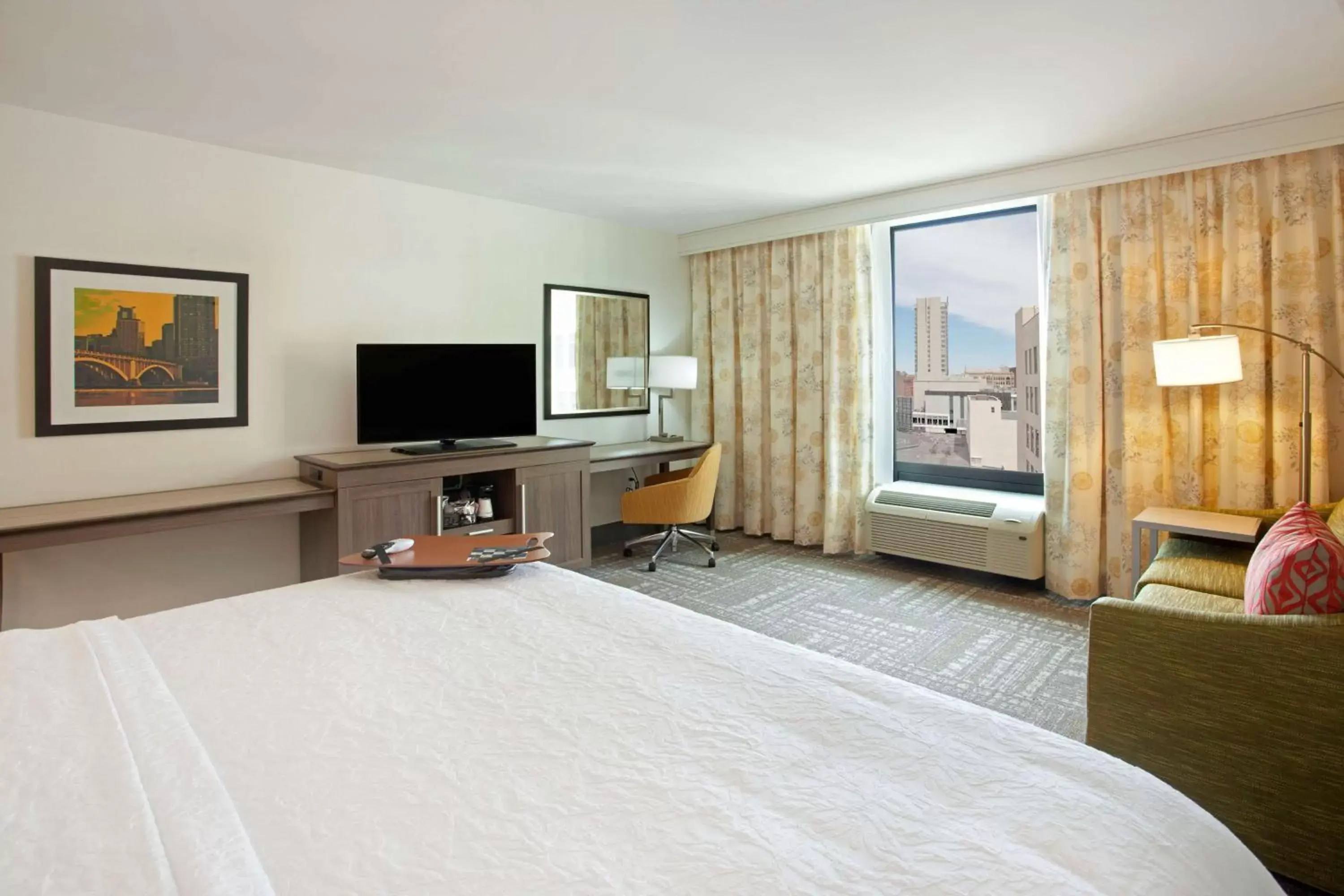 Bed, TV/Entertainment Center in Hampton Inn & Suites - Minneapolis/Downtown