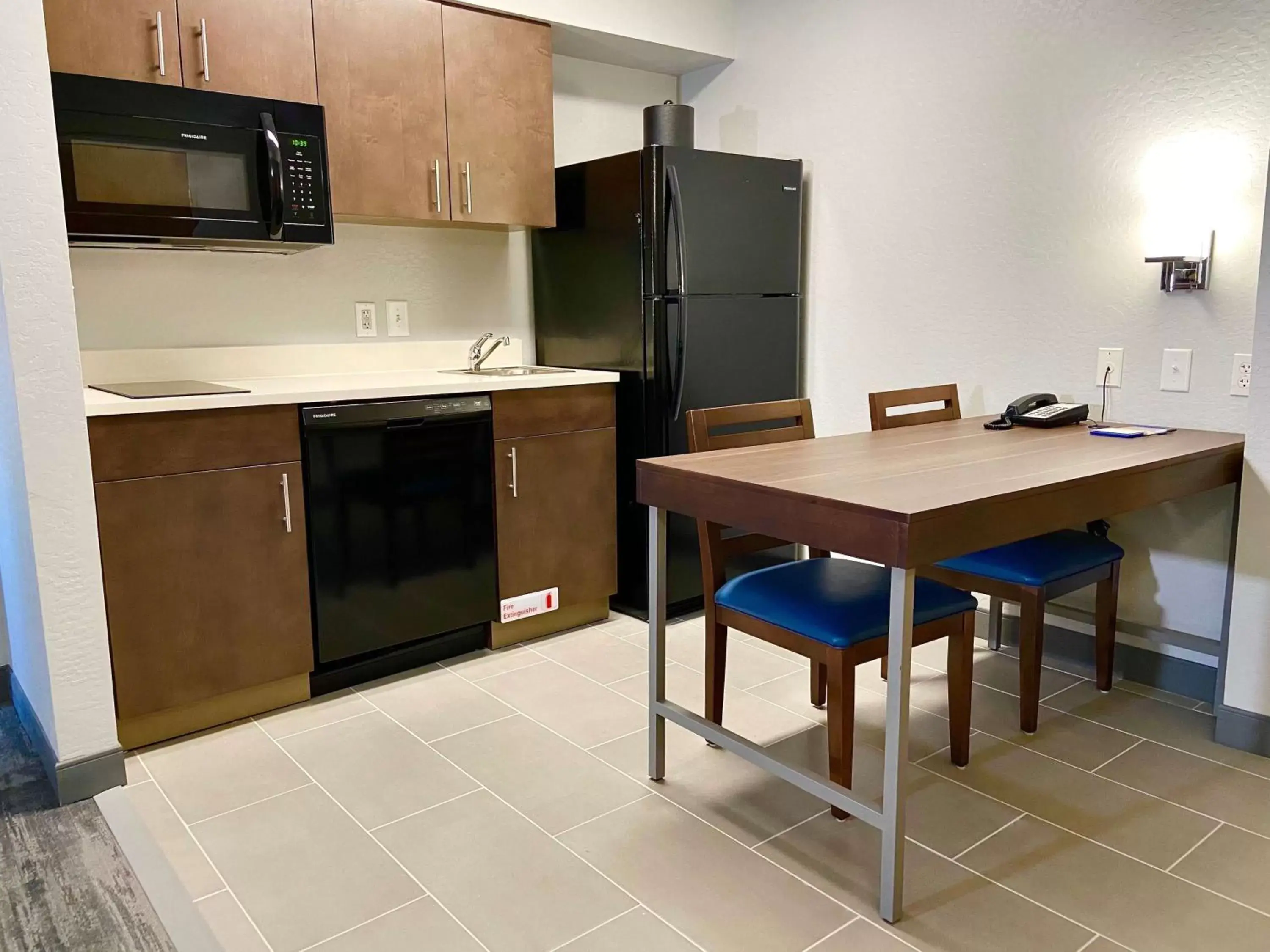 Bedroom, Kitchen/Kitchenette in Hampton Inn & Suites Phoenix-Goodyear