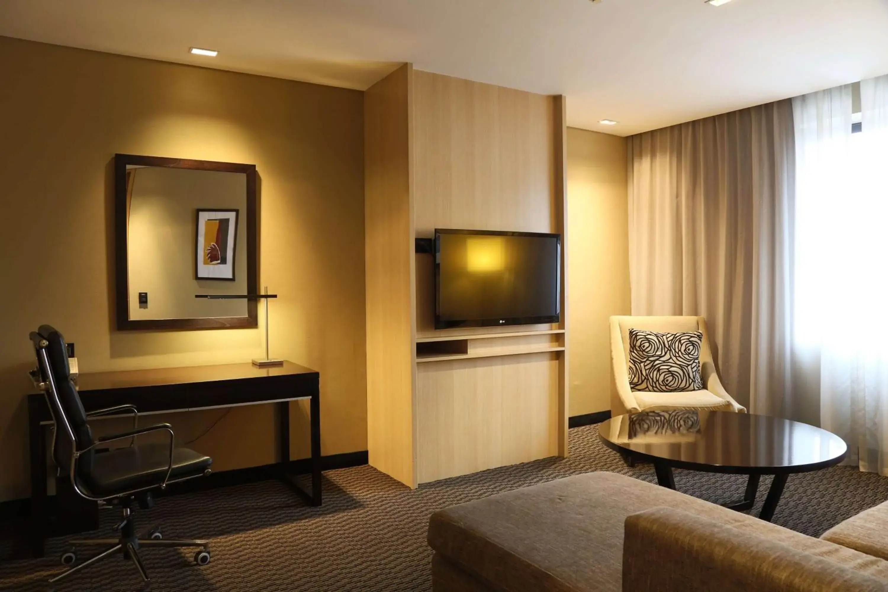 Bedroom, TV/Entertainment Center in Hilton Garden Inn Tucuman