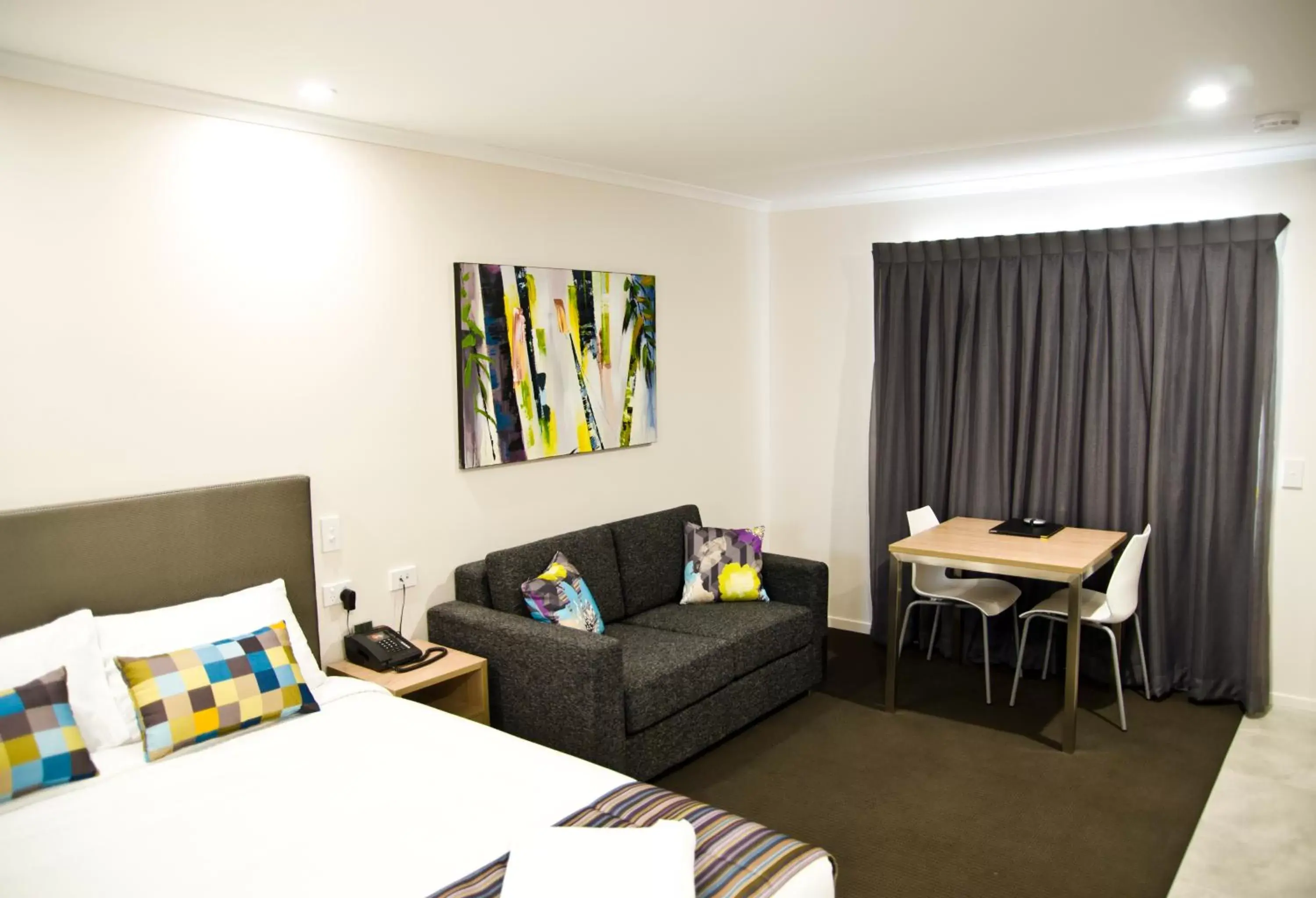 Bed, Seating Area in Roma Central Motel