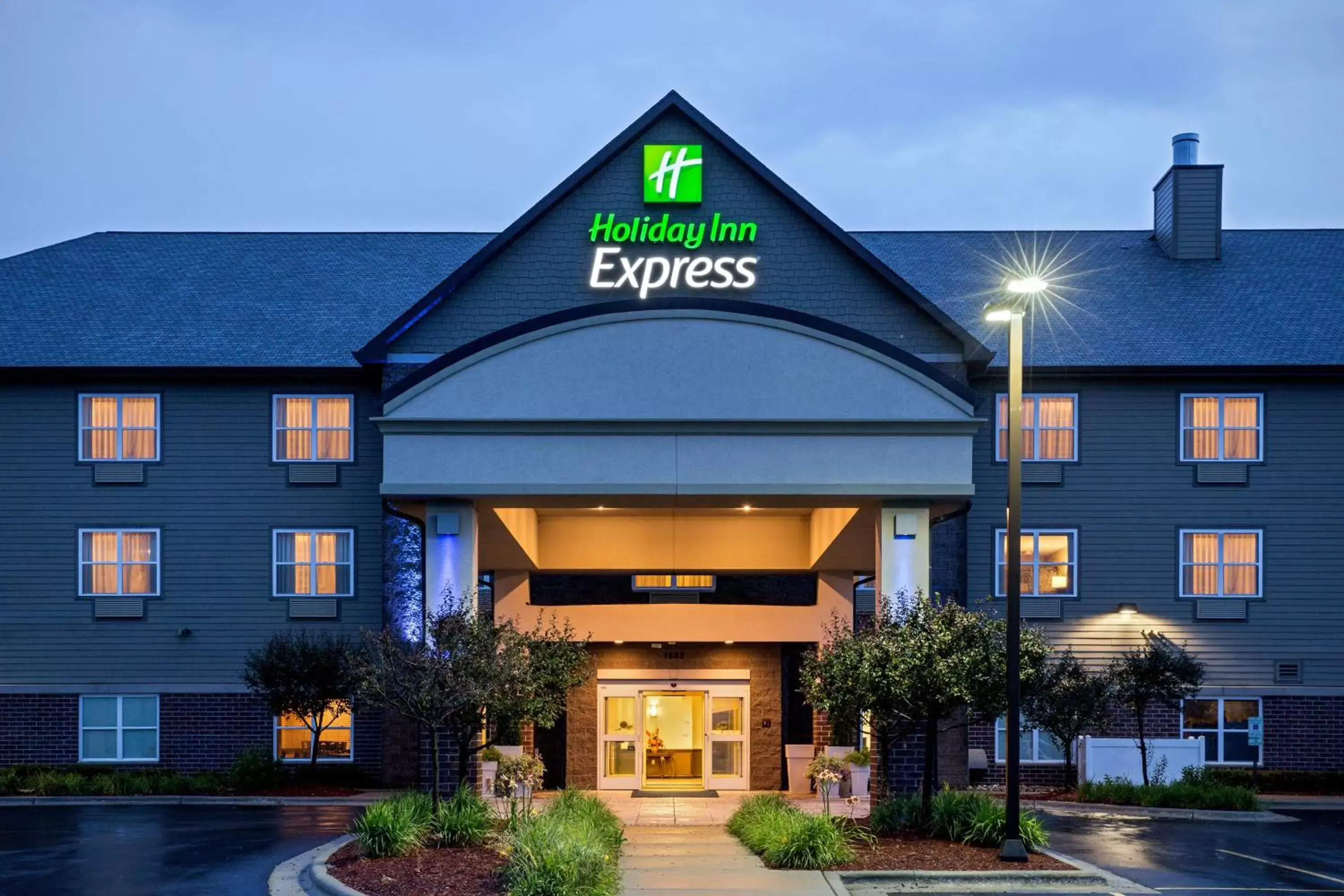 Property Building in Holiday Inn Express & Suites - Green Bay East, an IHG Hotel