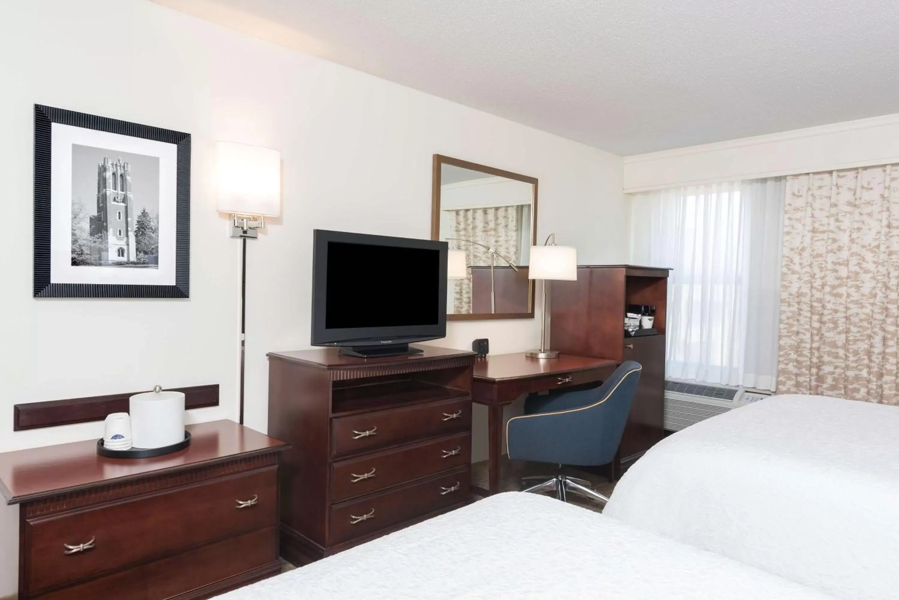 Bedroom, TV/Entertainment Center in Hampton Inn East Lansing