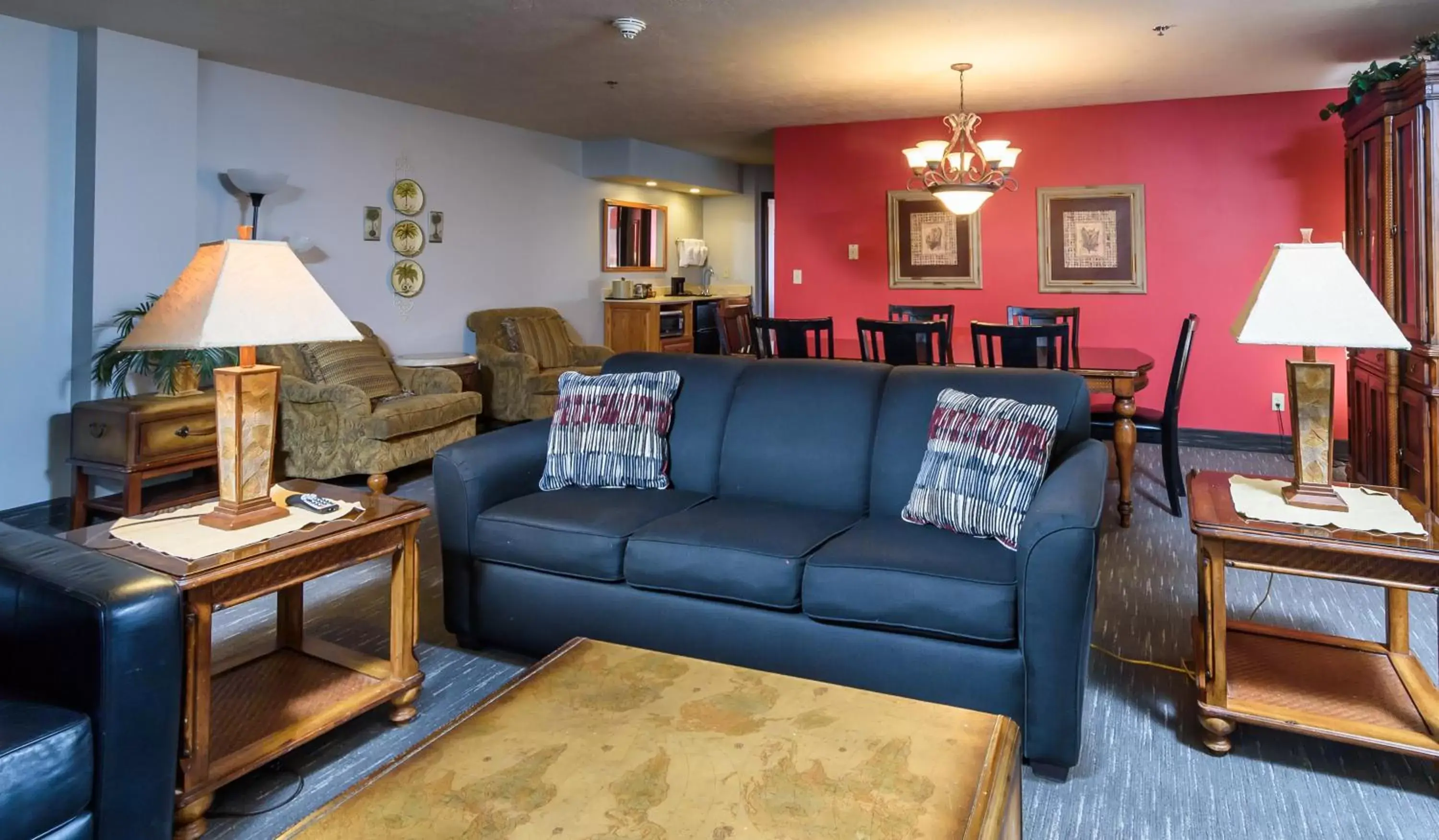 Living room, Seating Area in Ramada by Wyndham Sioux Falls Airport - Waterpark Resort & Event Center