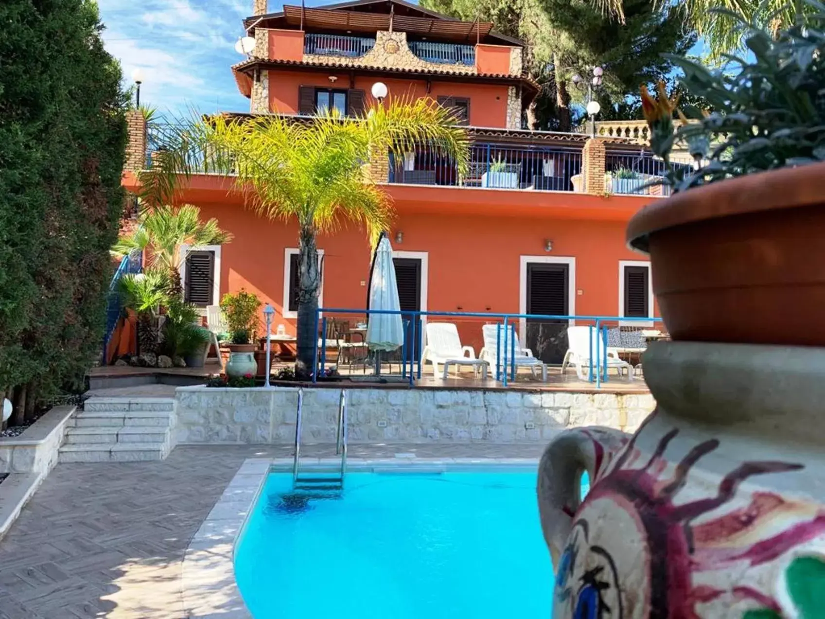 Property building, Swimming Pool in B&B Villa del Sole Relais