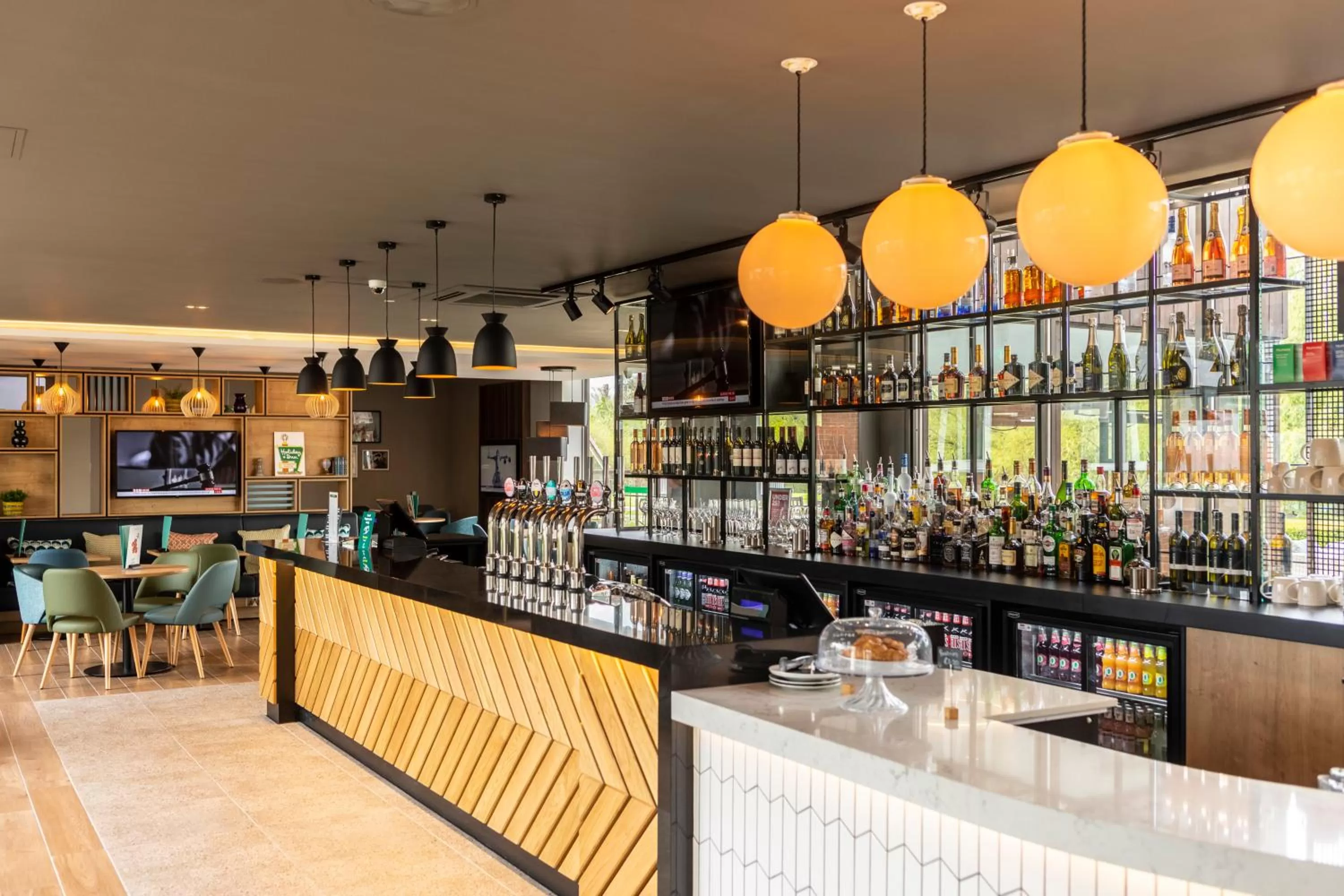 Lounge or bar in Holiday Inn Basildon by IHG