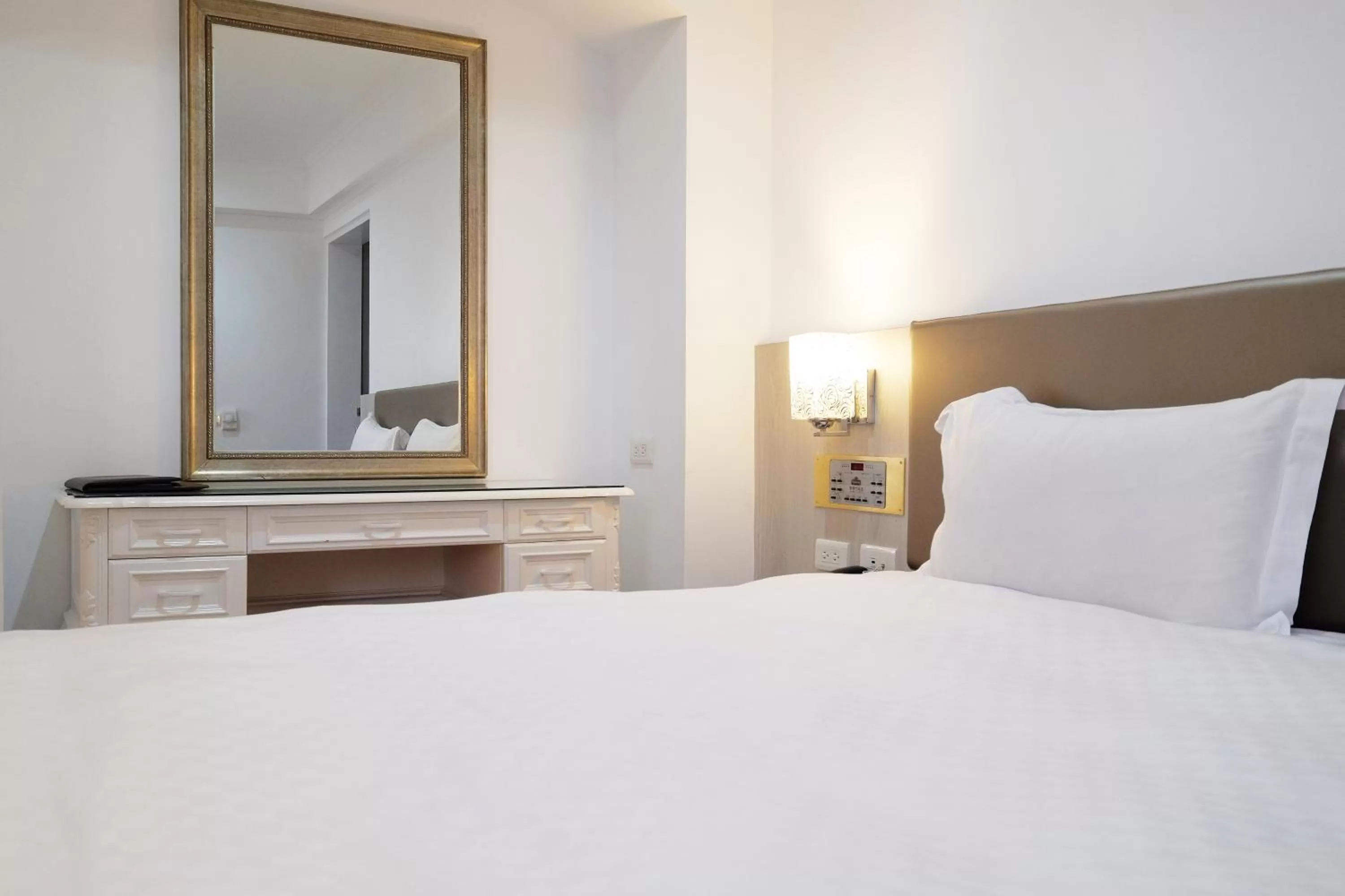 Bedroom, Bed in Dynasty Hotel