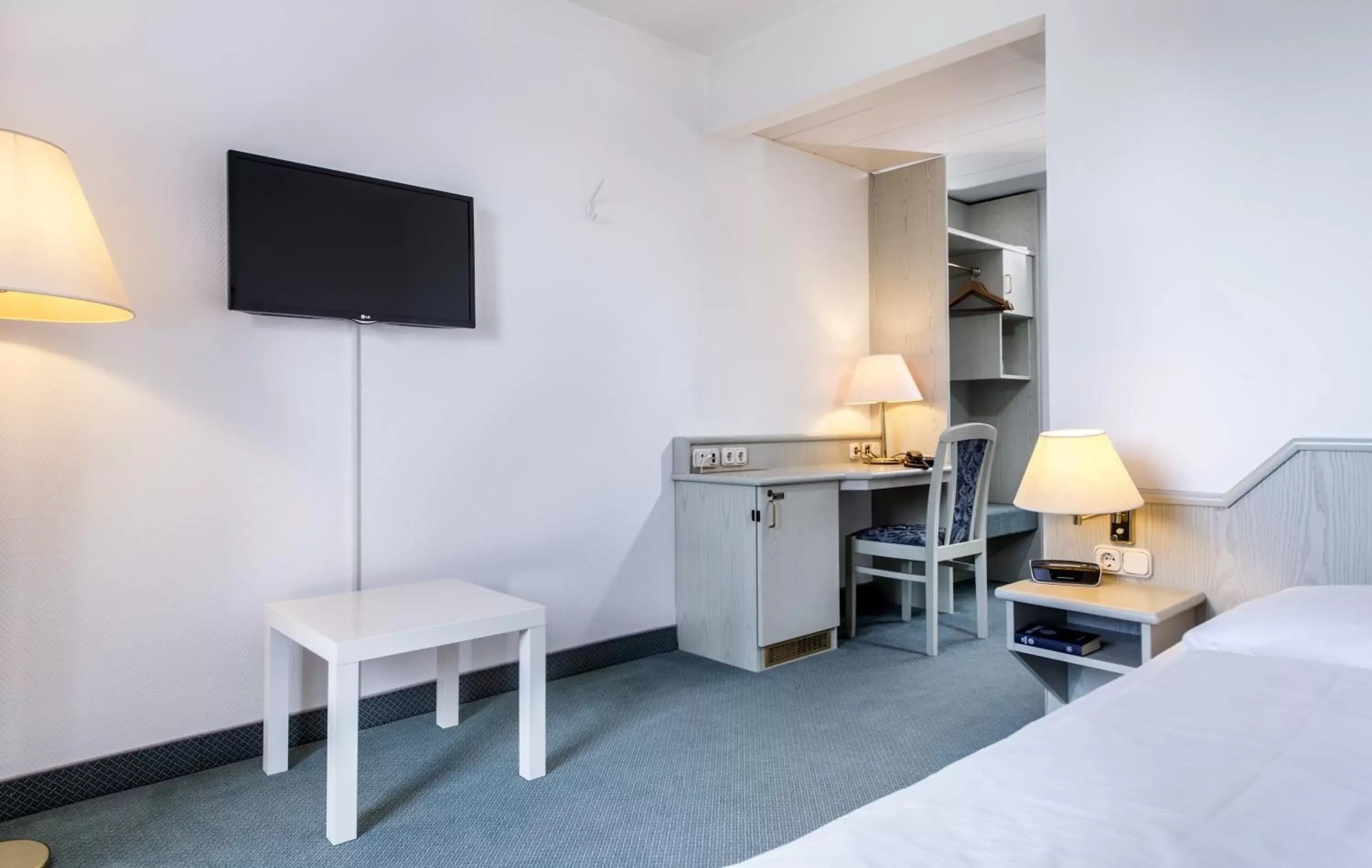 Photo of the whole room, TV/Entertainment Center in Wyndham Garden Duesseldorf Mettmann