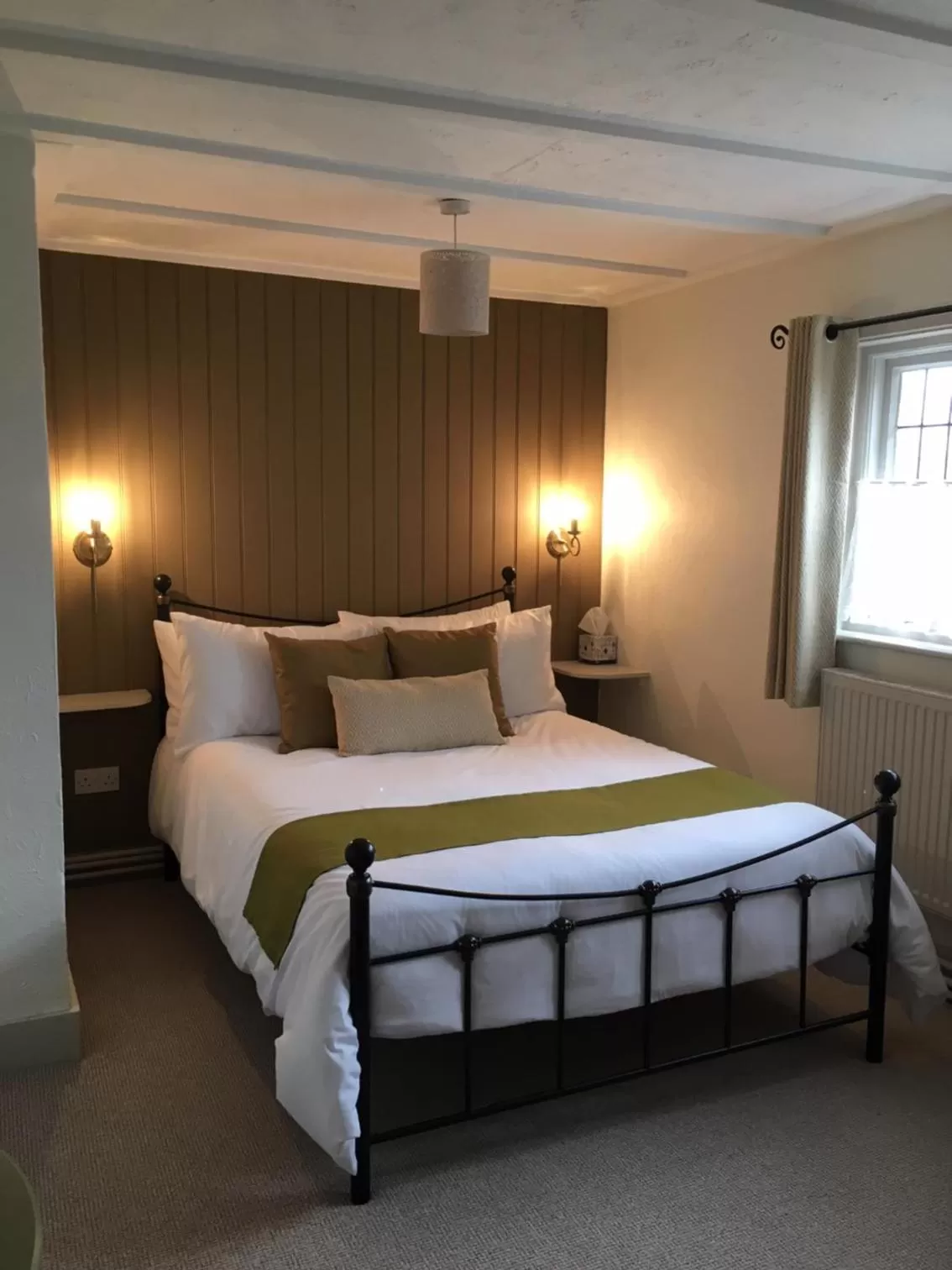 Bedroom, Bed in Willow Cottage