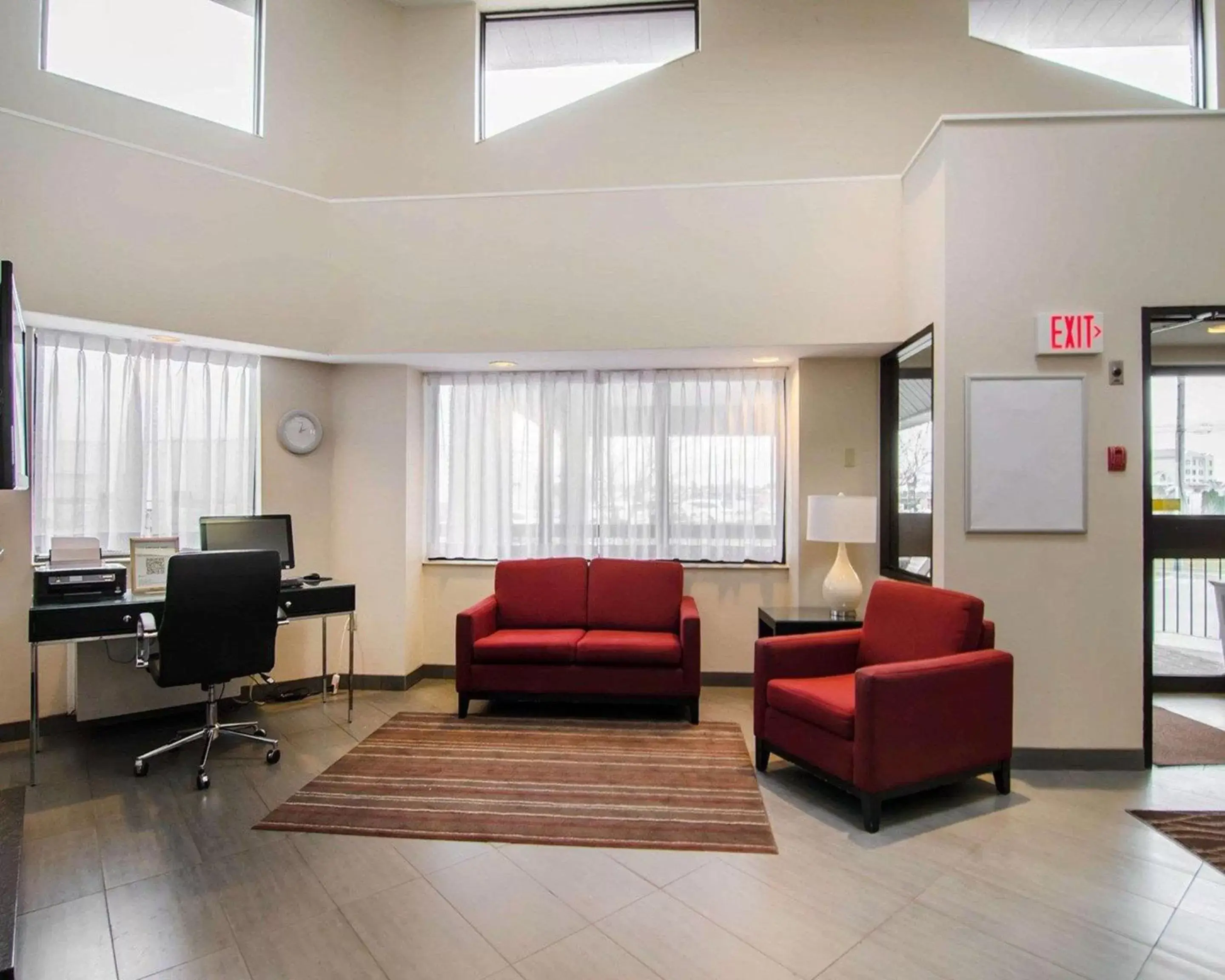 Lobby or reception, Seating Area in Comfort Inn Saskatoon