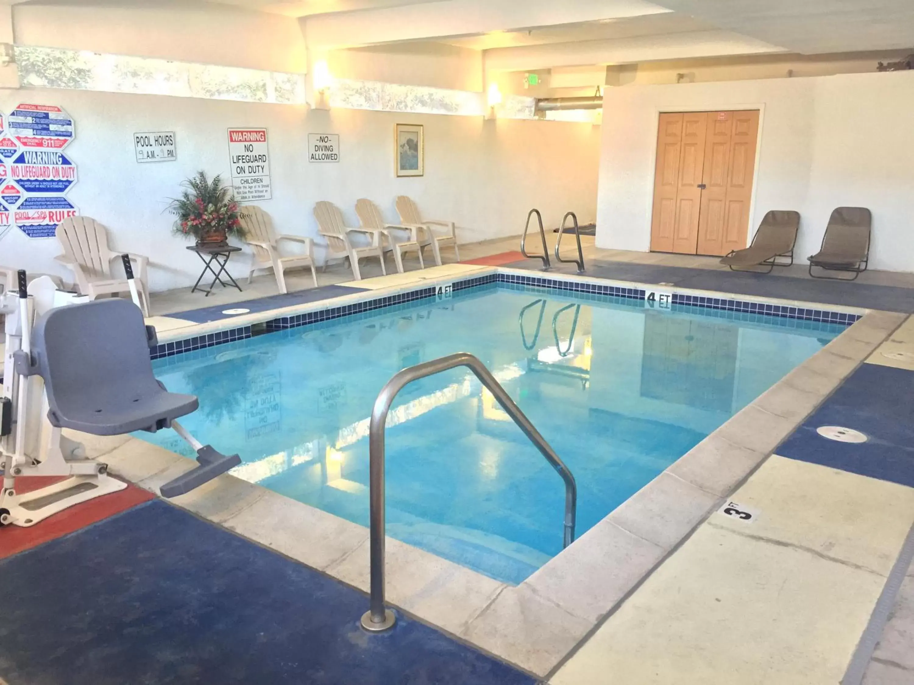 Swimming Pool in Pleasant Hill Inn