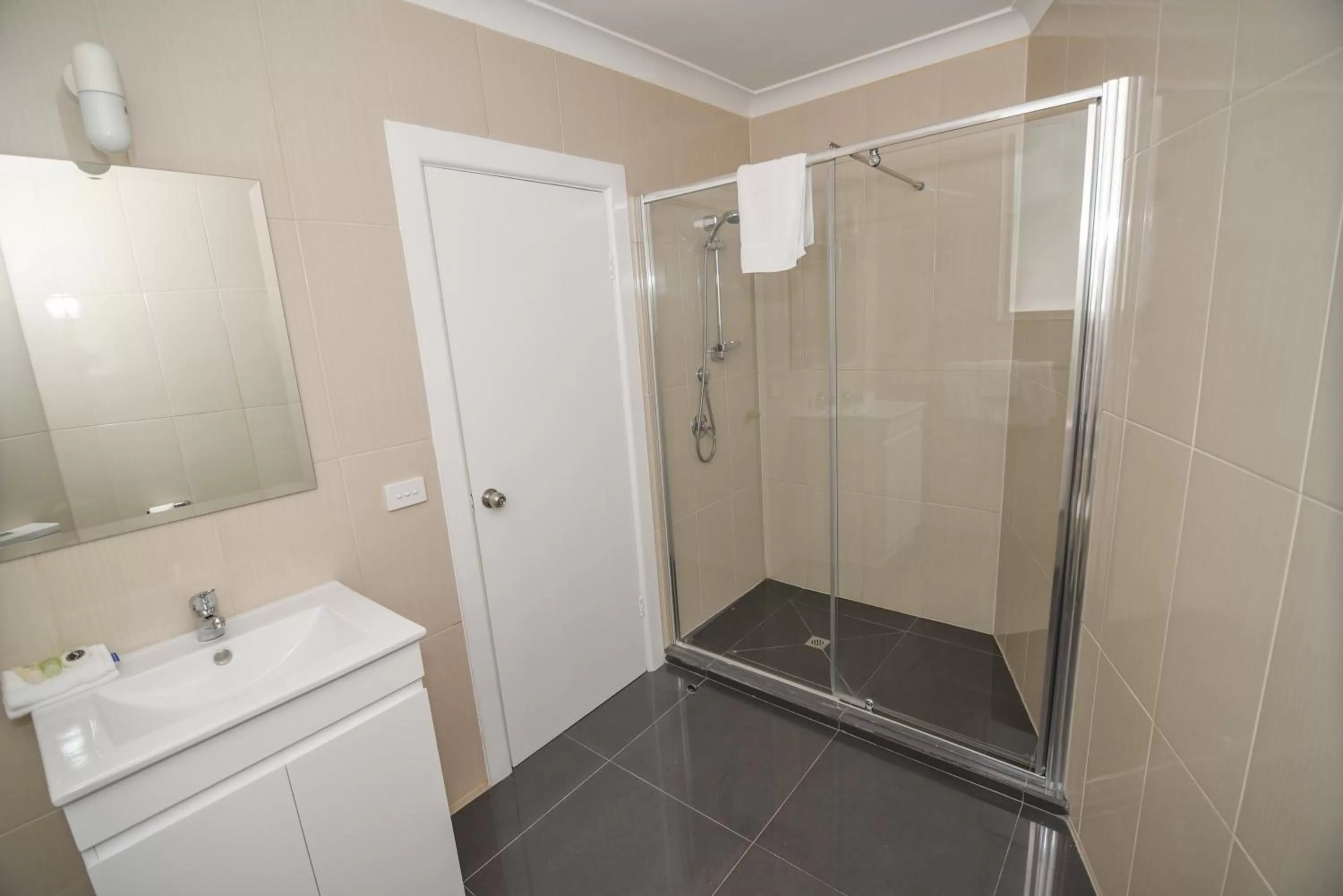 Bathroom in Dandenong Motel