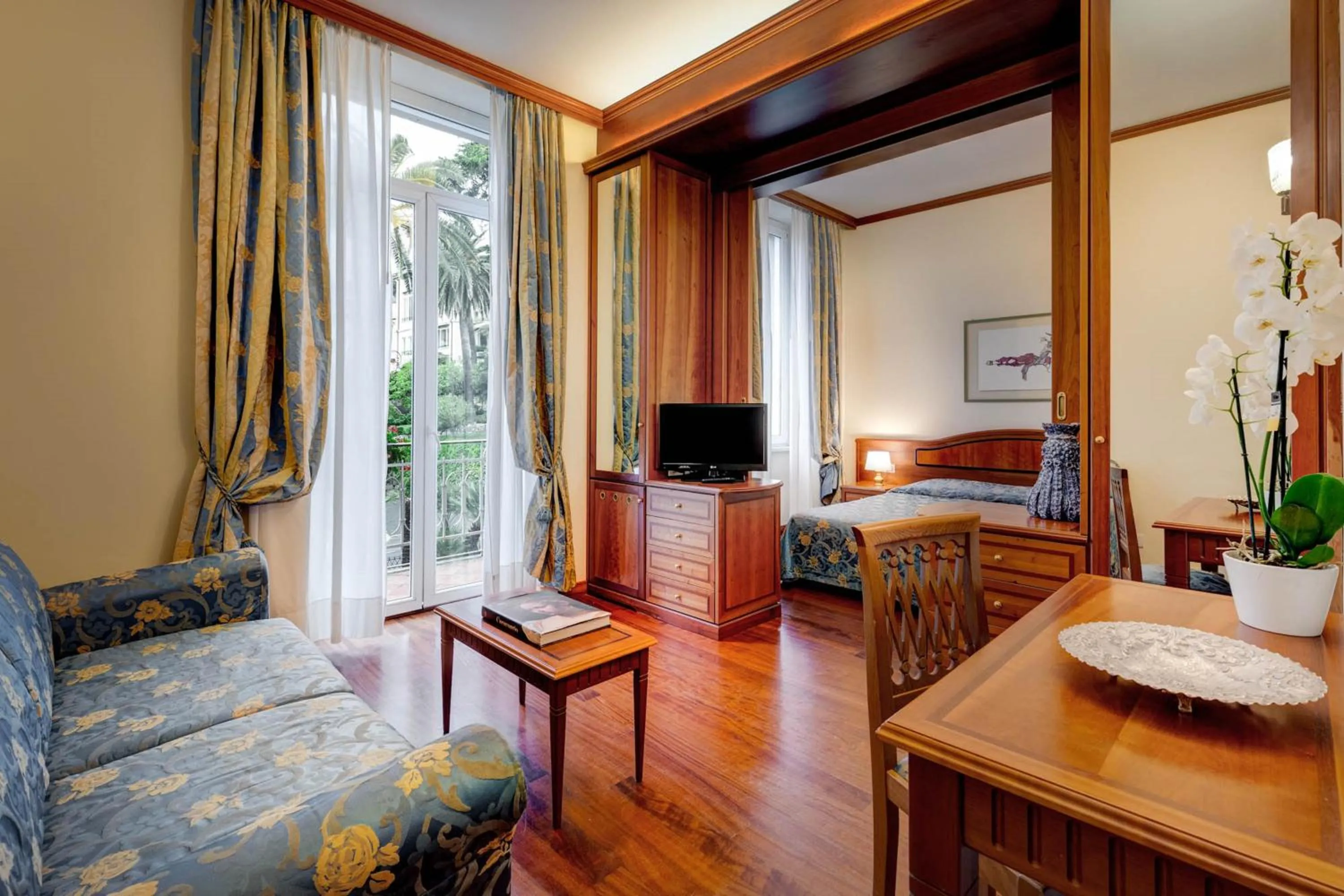 Photo of the whole room, Bed in Hotel Continental