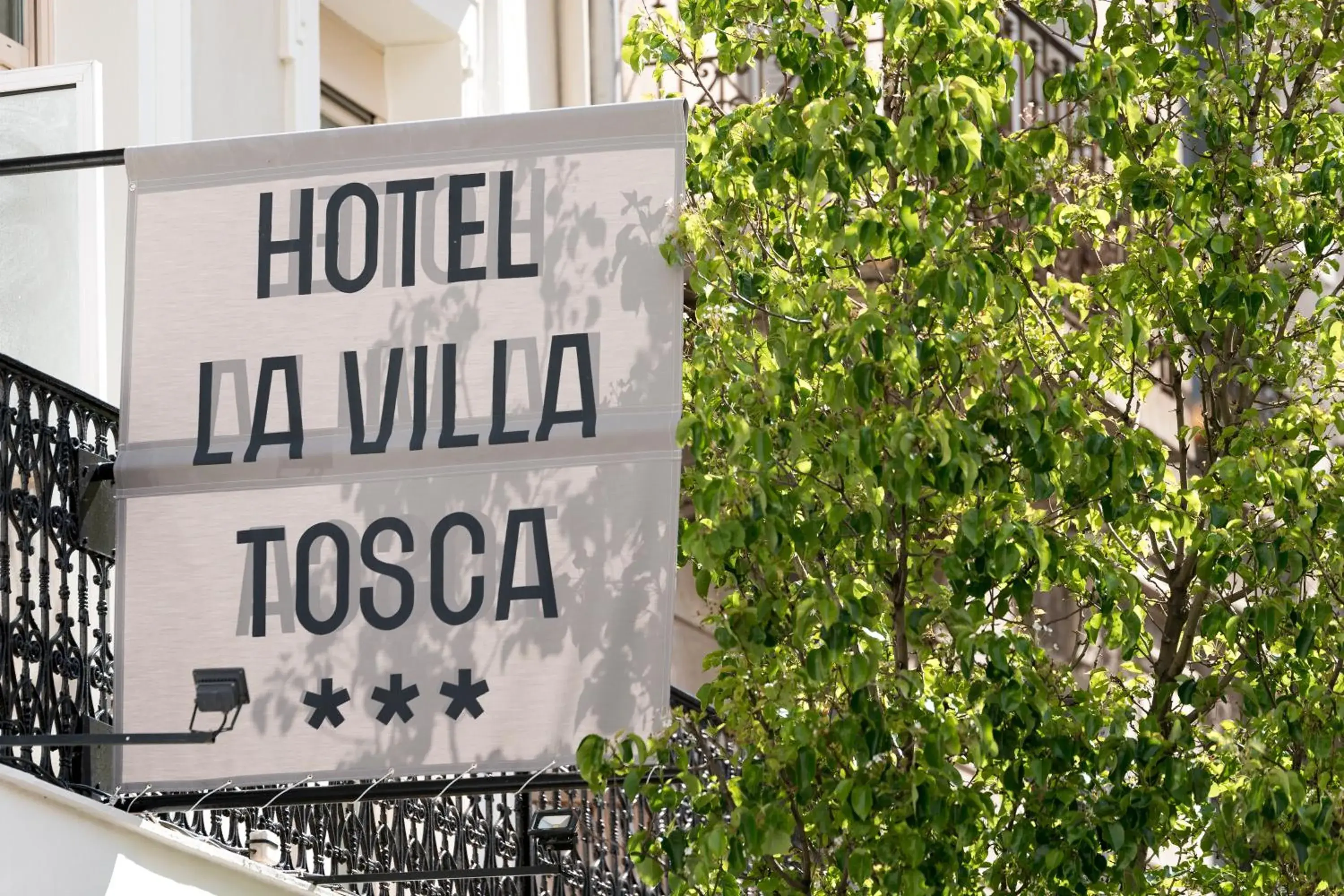 Facade/entrance in Hôtel La Villa Tosca