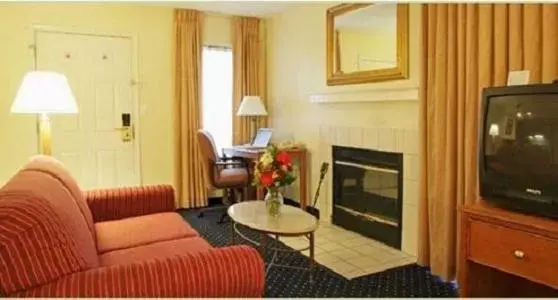 Living room, Seating Area in Hawthorn Suites - Fort Wayne