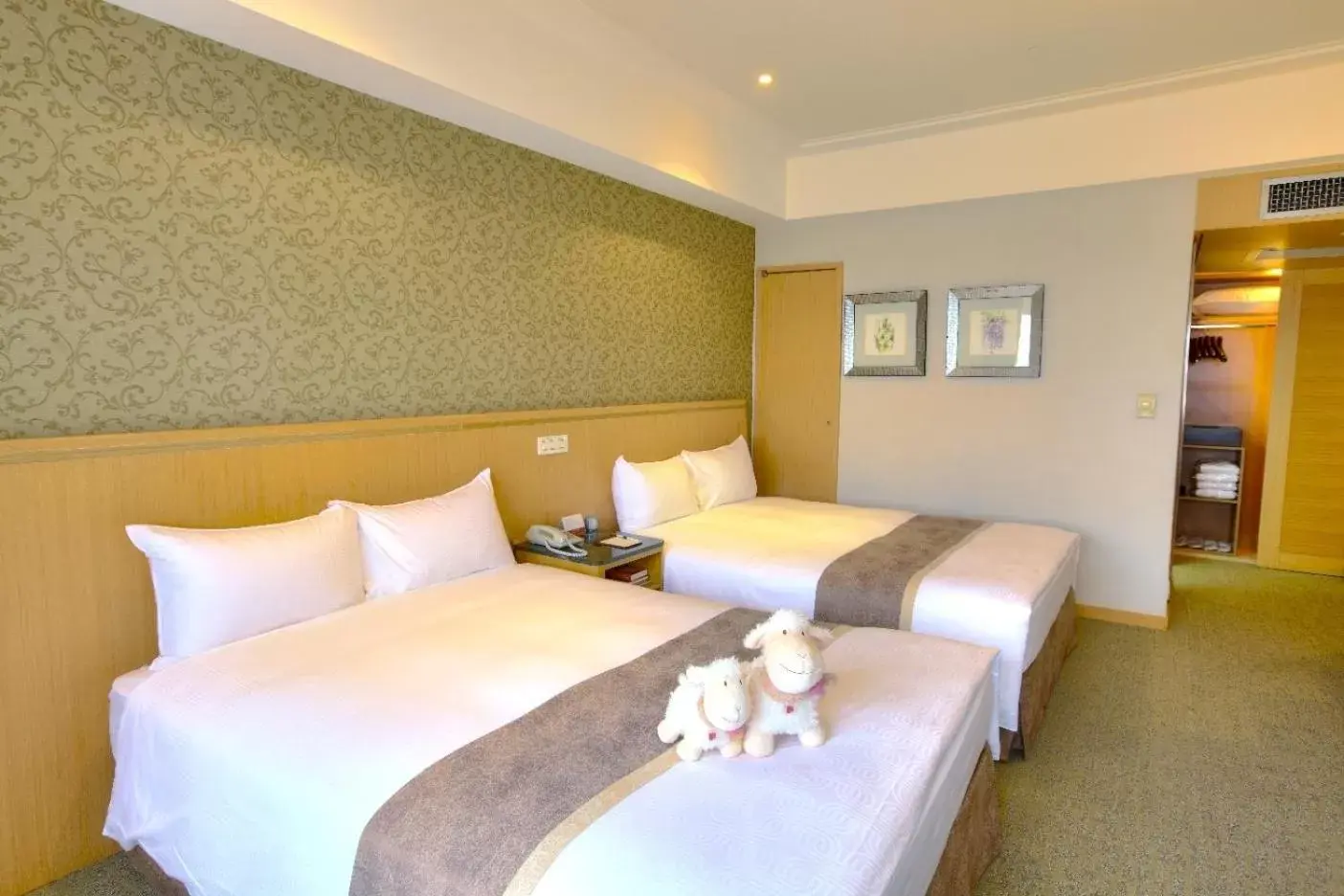 Photo of the whole room, Bed in Chateau de Chine Hotel Hualien
