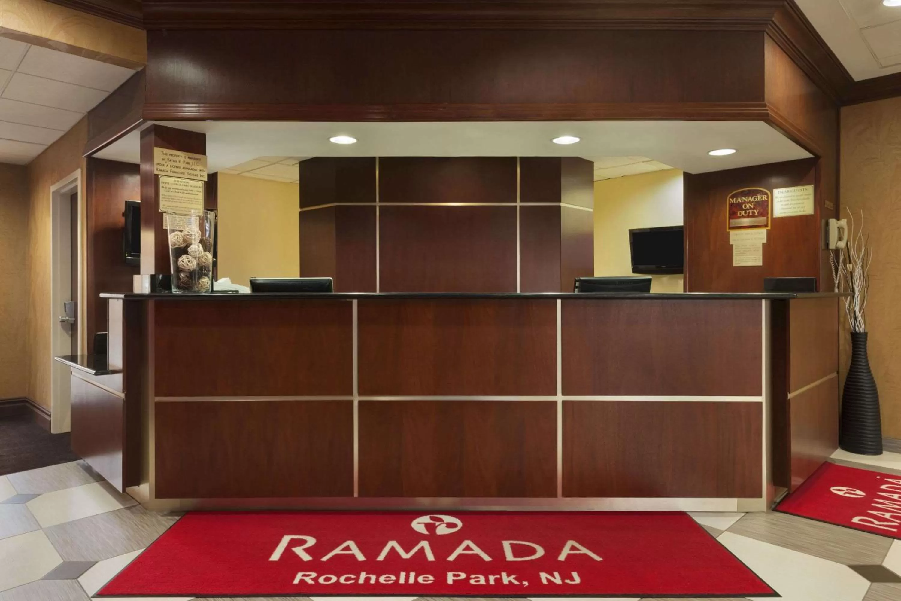 Lobby or reception in Ramada by Wyndham Rochelle Park Near Paramus