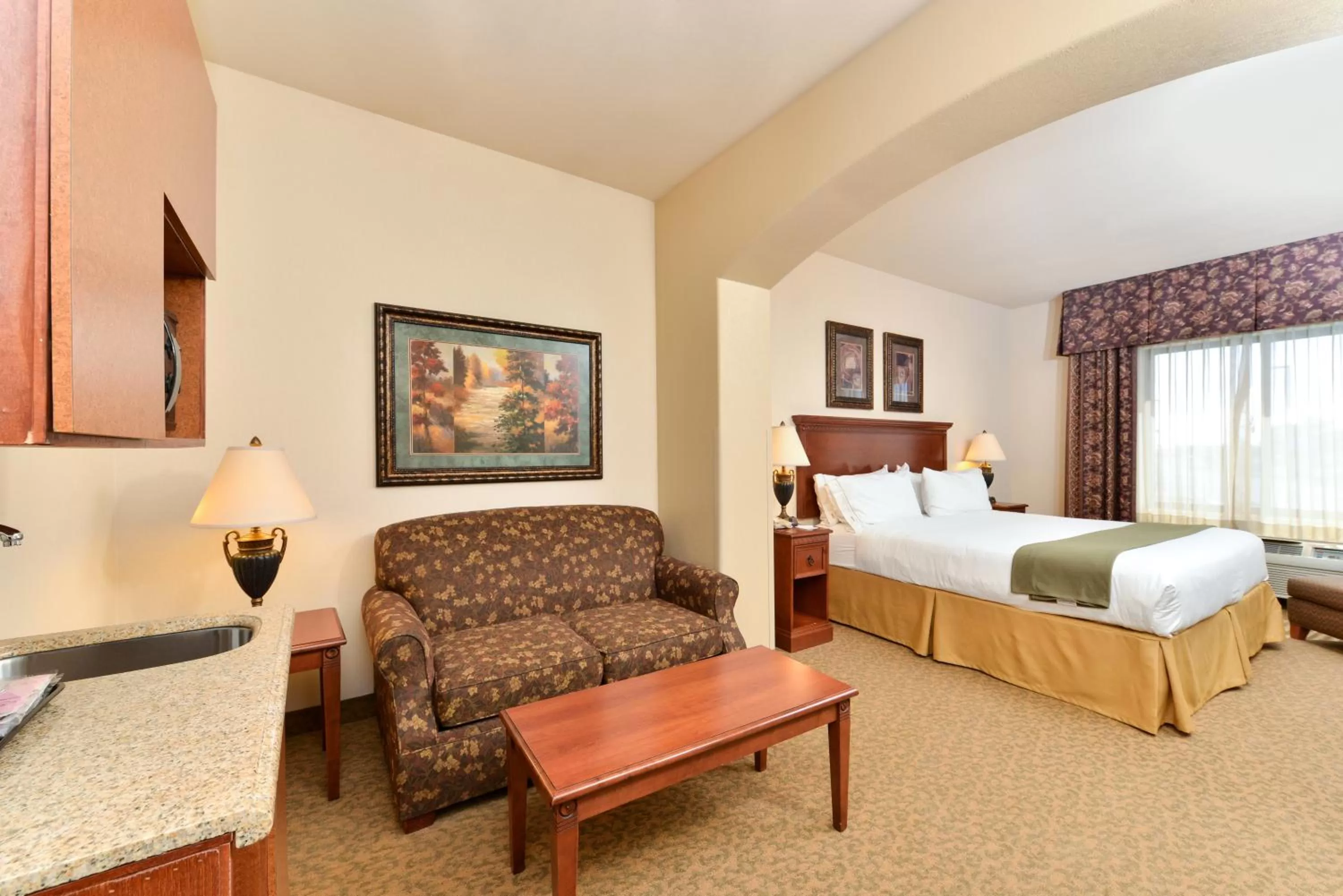 Photo of the whole room, Bed in Holiday Inn Express Hotel & Suites Las Cruces by IHG