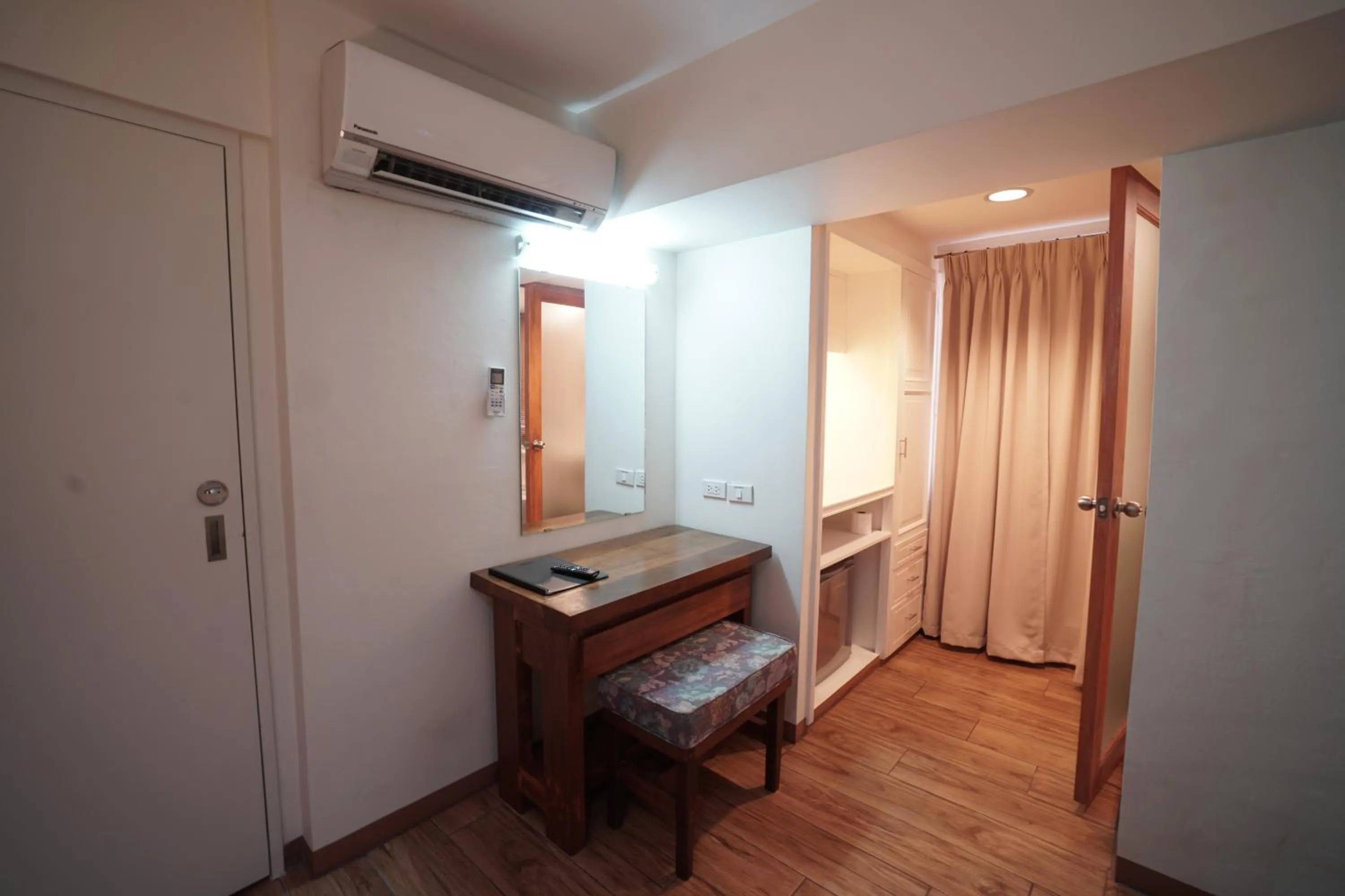 hair dresser in 1775 Adriatico Suites