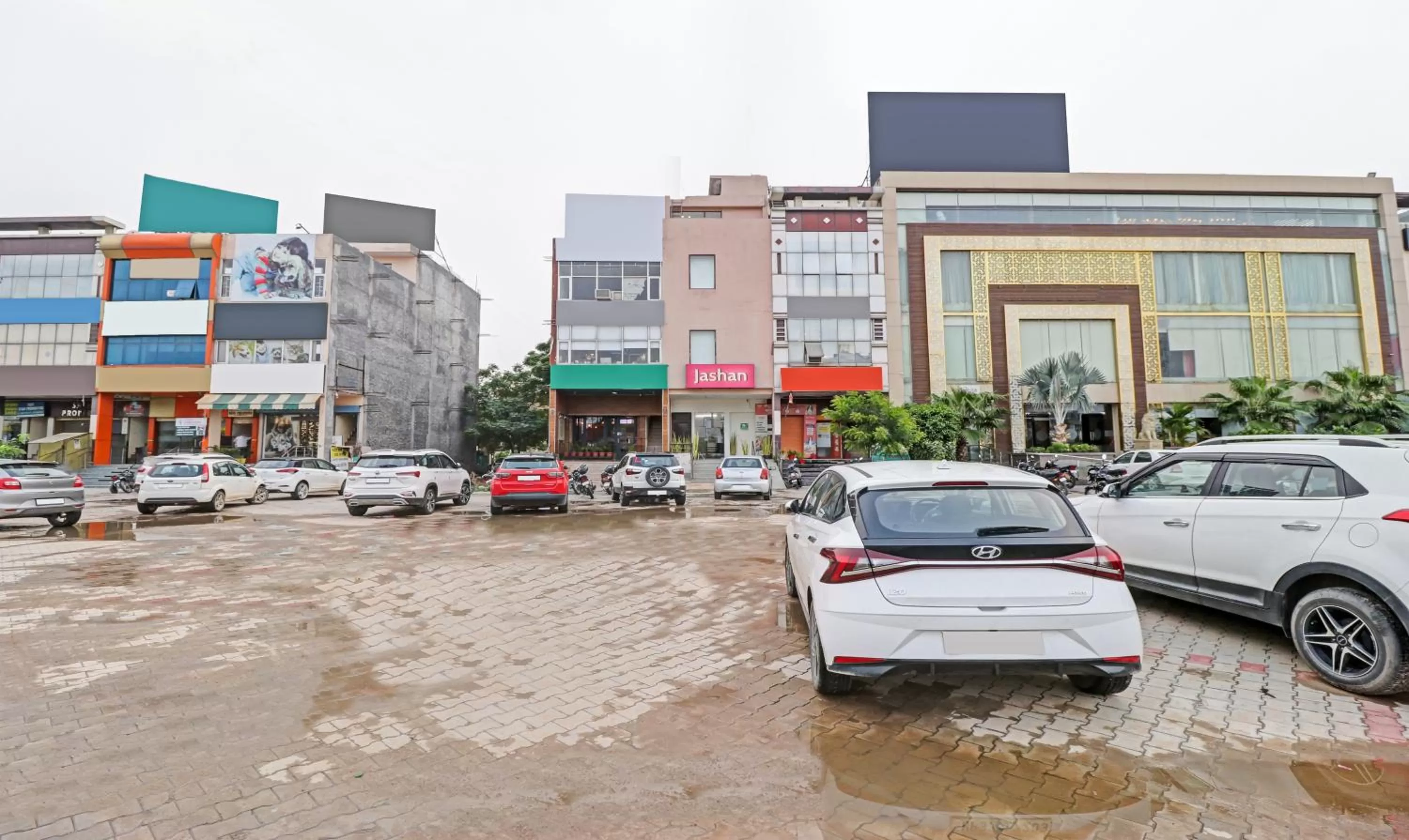 Property building in Itsy Hotels Jashan