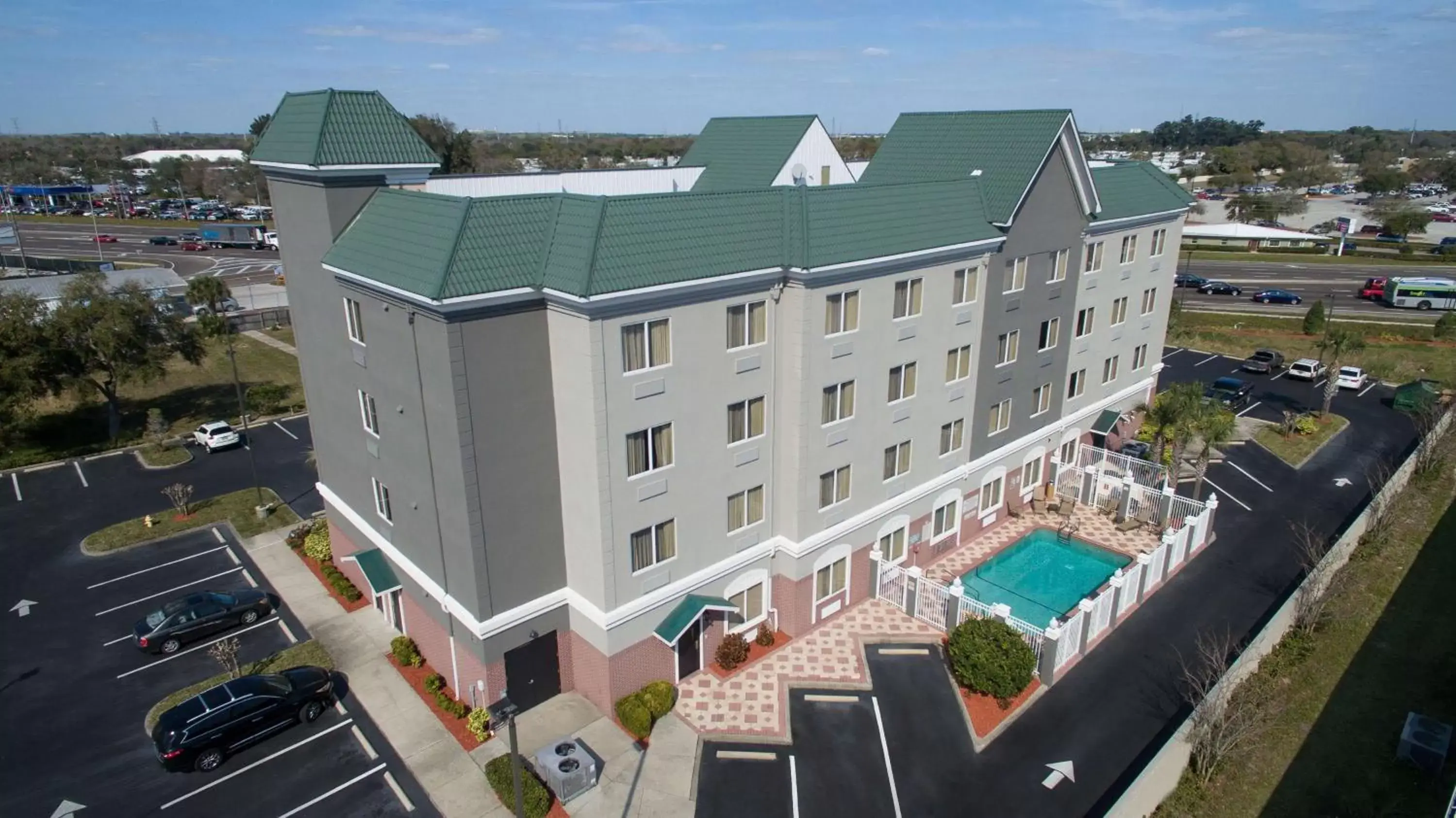 Property building, Bird's-eye View in Country Inn & Suites by Radisson, St. Petersburg - Clearwater, FL