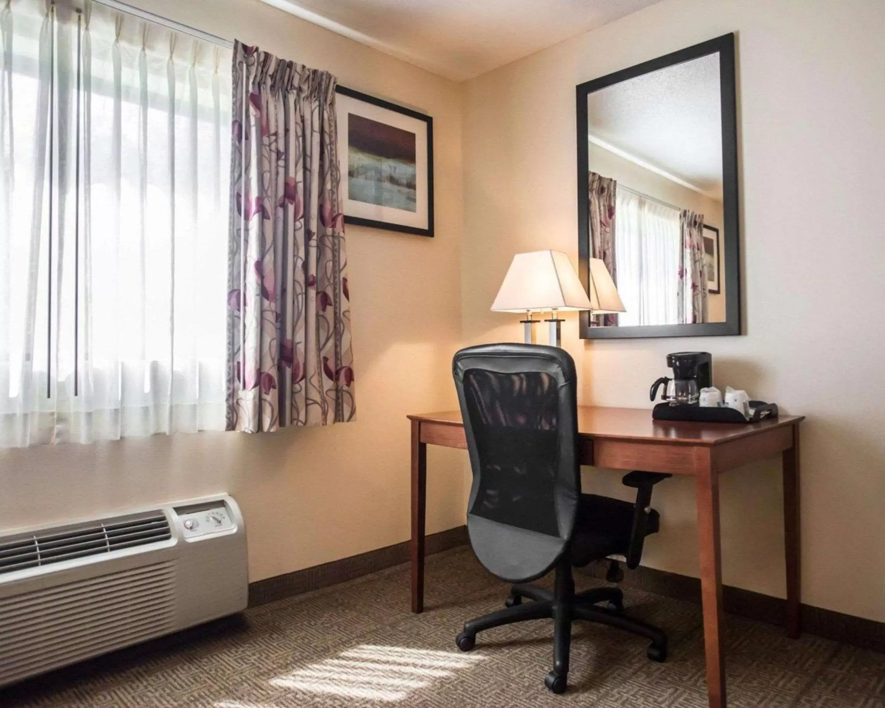 Photo of the whole room, TV/Entertainment Center in Quality Inn New Columbia-Lewisburg