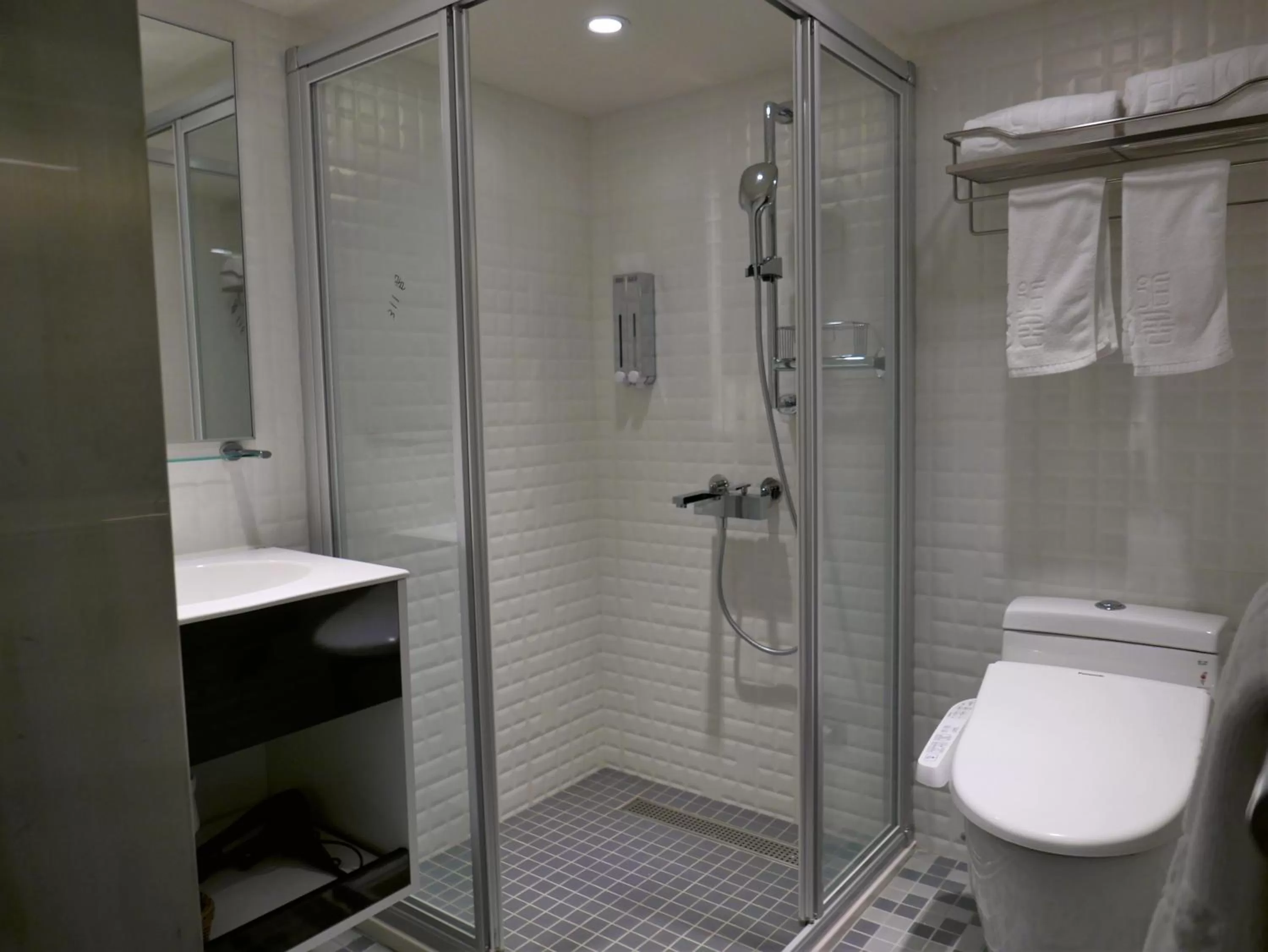 Shower in 泊居旅店二館 Oursinn Hotel 2