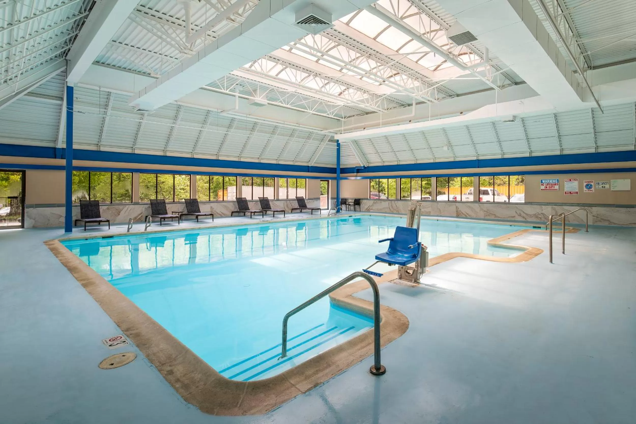 Swimming pool in The English Inn of Charlottesville