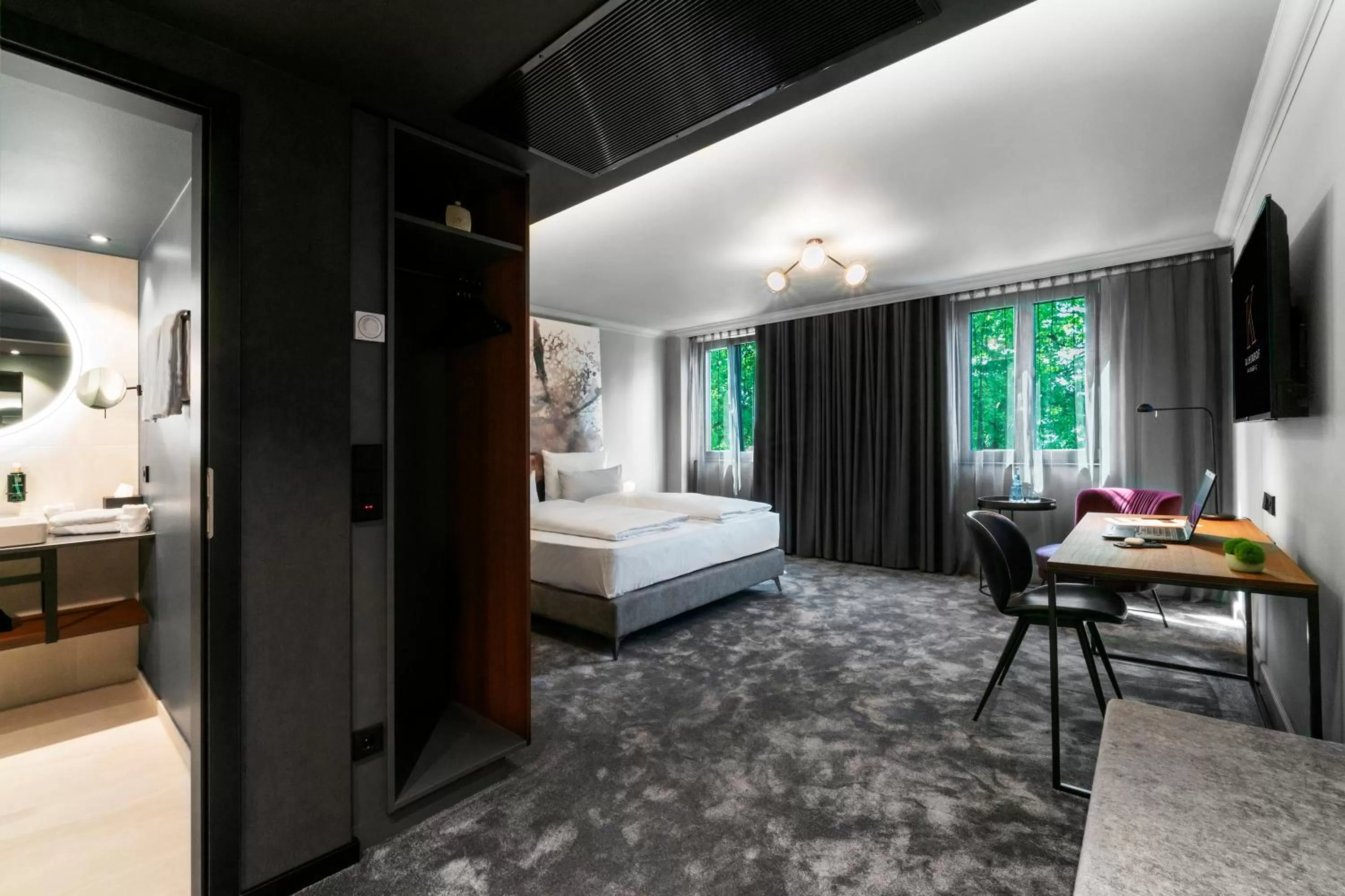 Bathroom, Bed in Hotel Kaiserhof Ravensburg