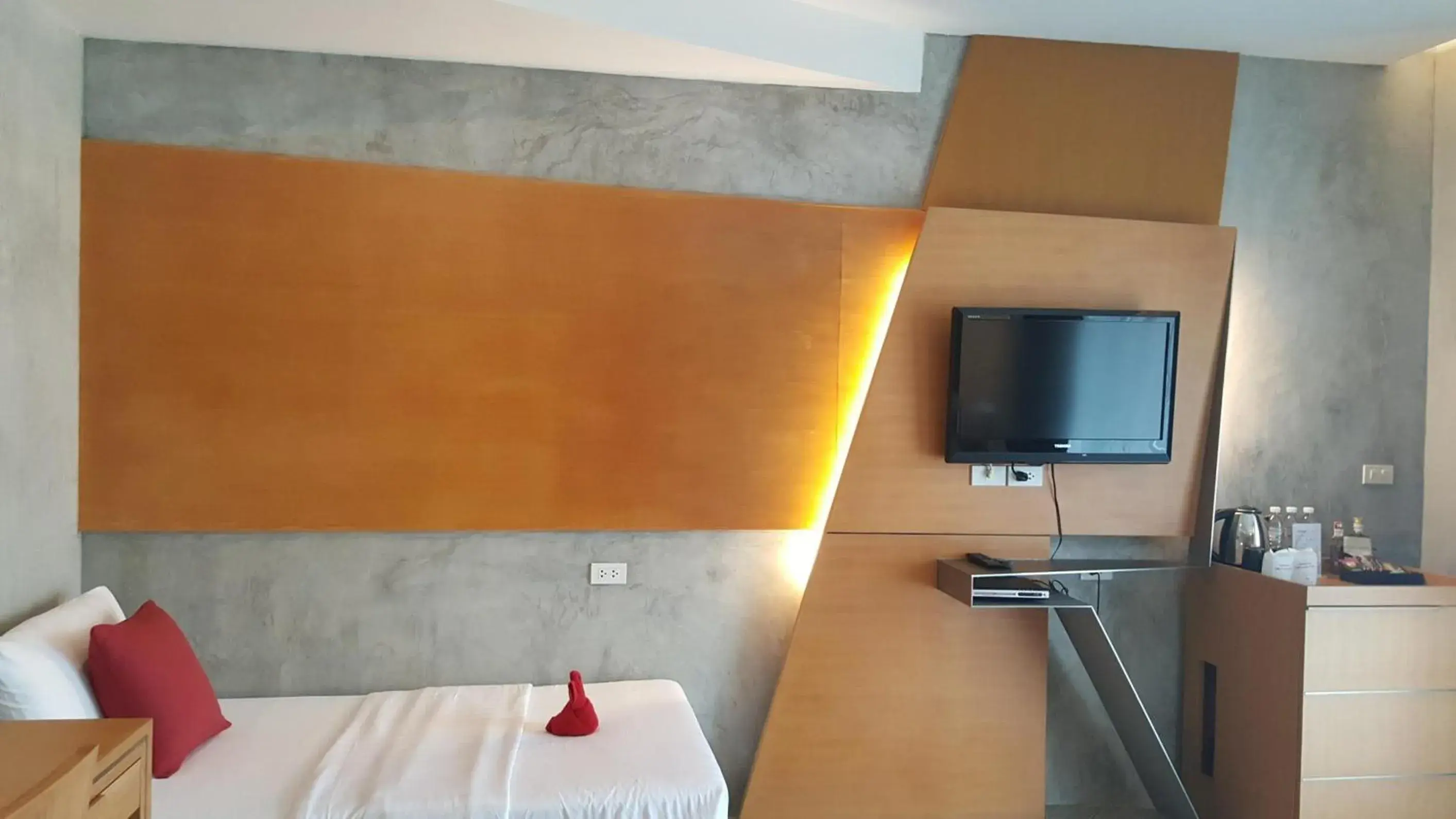 Bed, TV/Entertainment Center in The Now Hotel - SHA Extra Plus