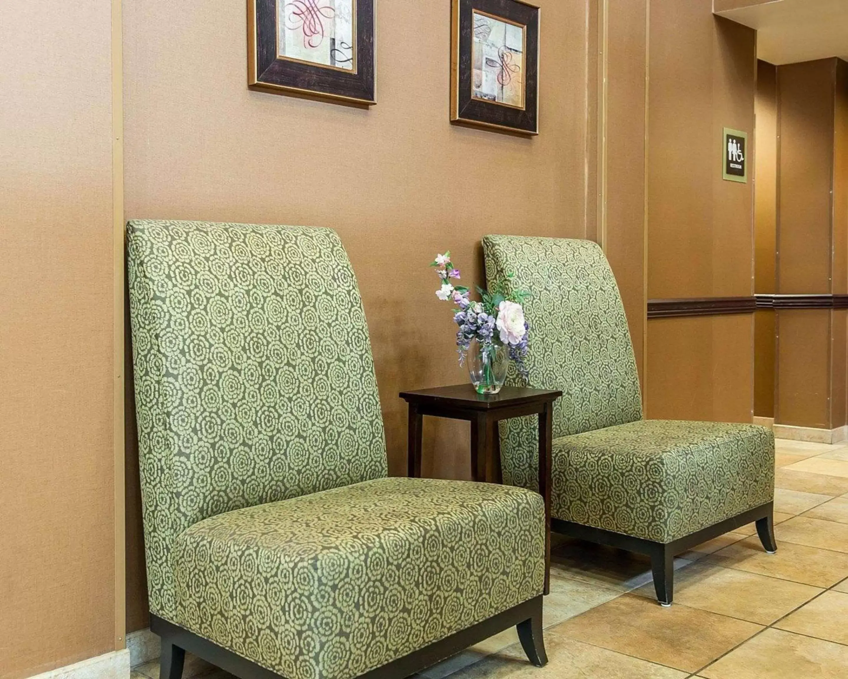 Lobby or reception, Seating Area in Comfort Inn Bloomington near University