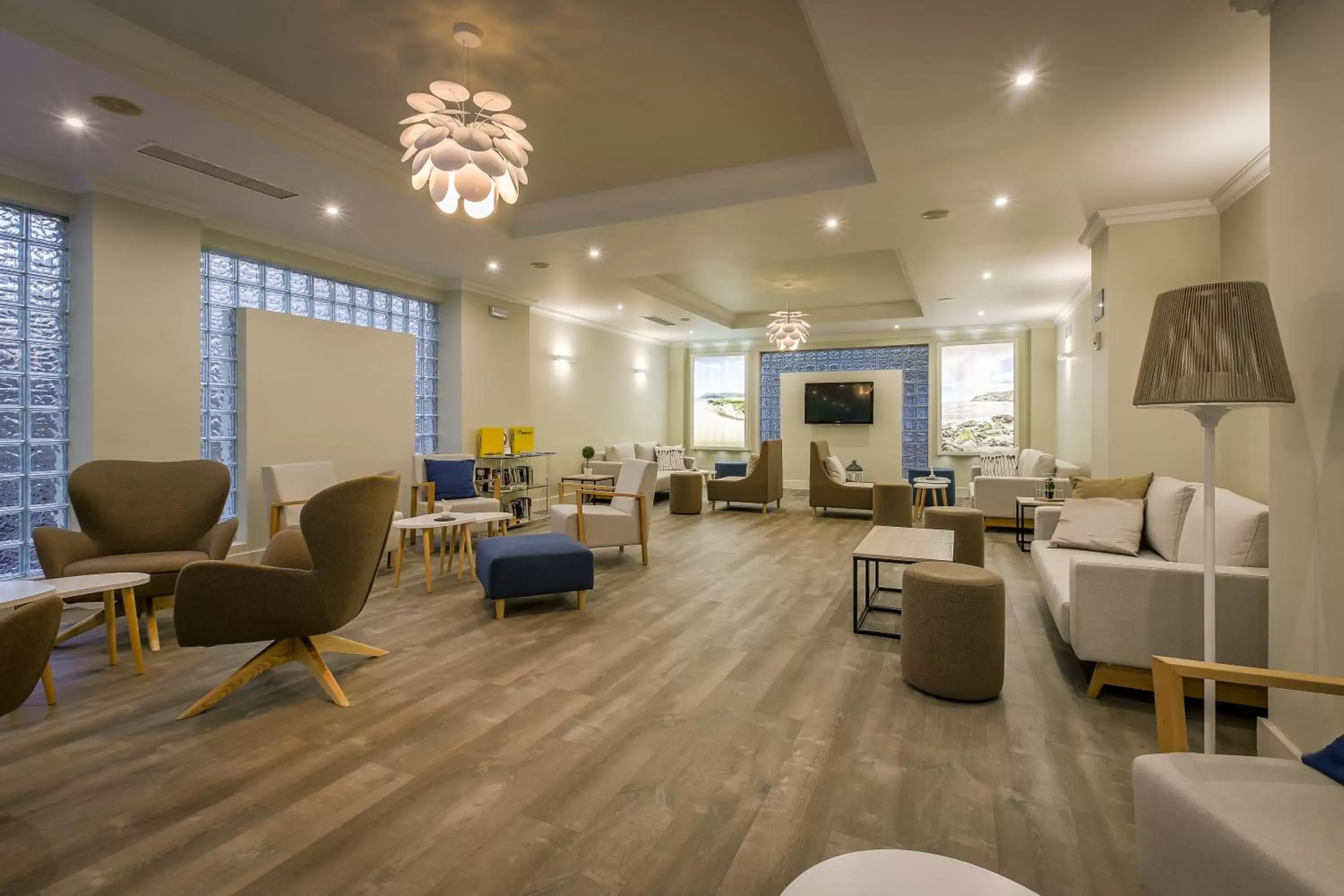 Communal lounge/ TV room, Lounge/Bar in Hotel Villa de Laredo