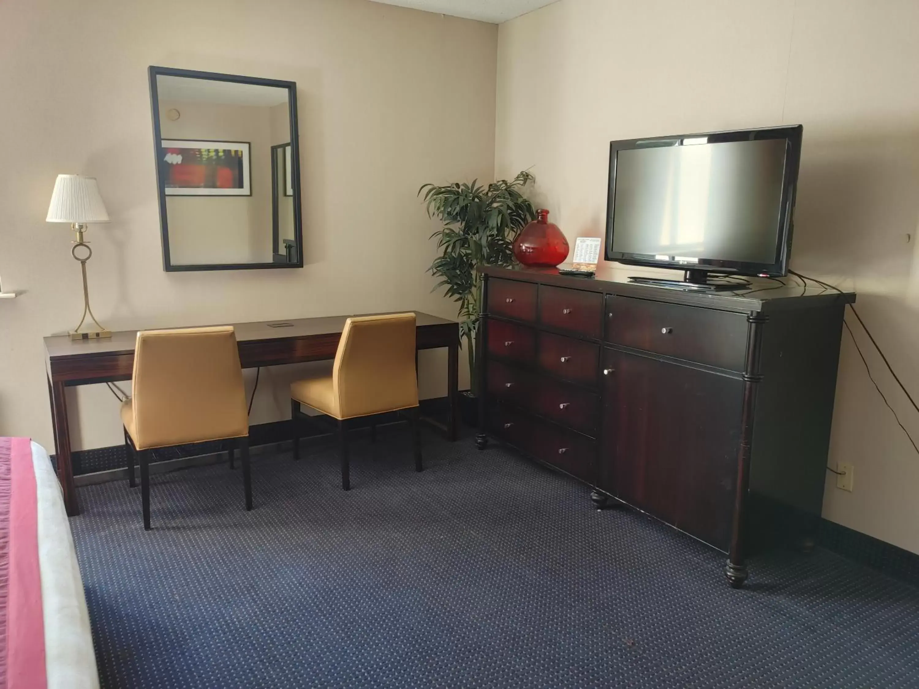 TV and multimedia, TV/Entertainment Center in Hotel Pigeon Forge