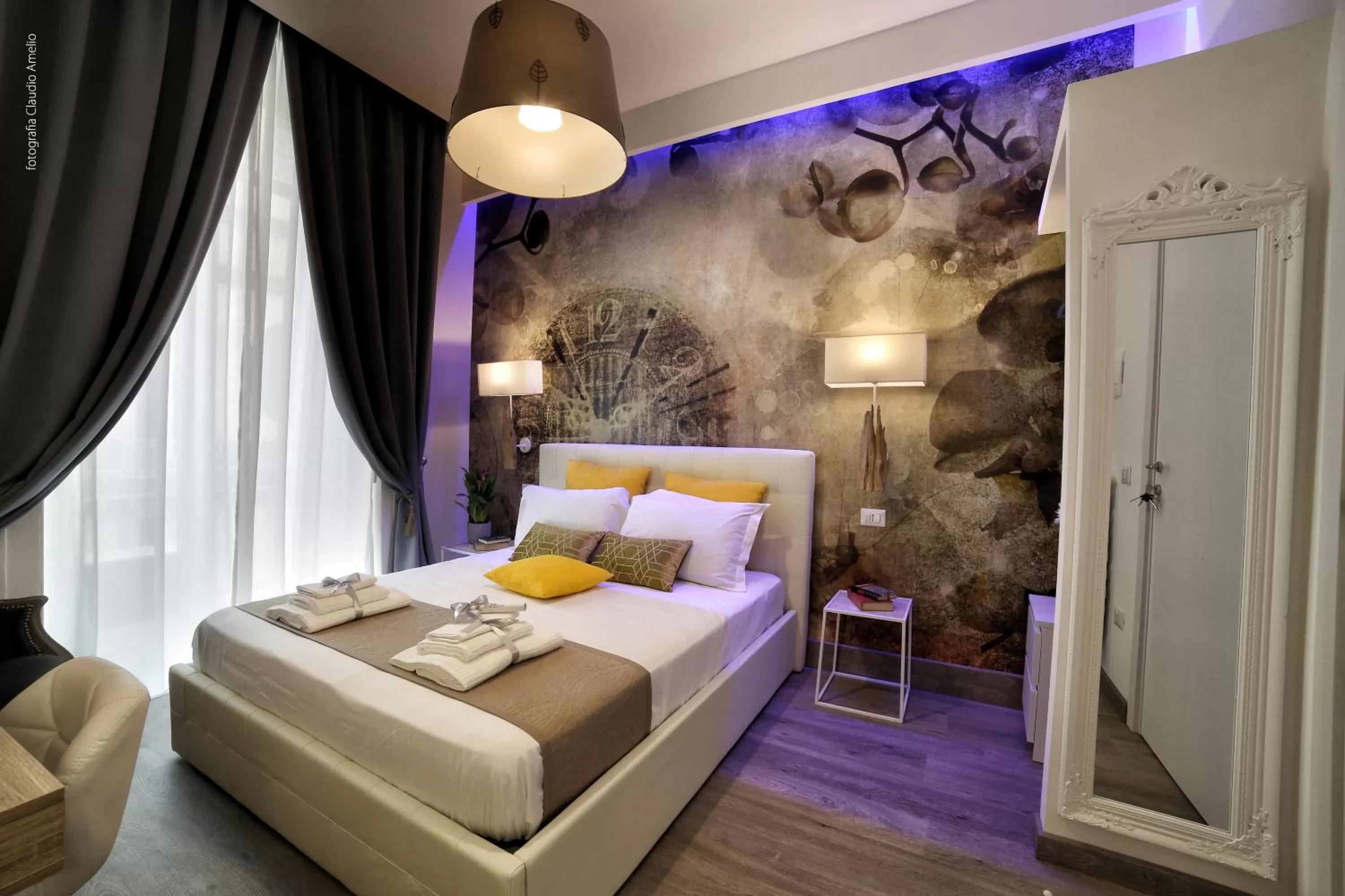 Photo of the whole room, Bed in Bourbon House