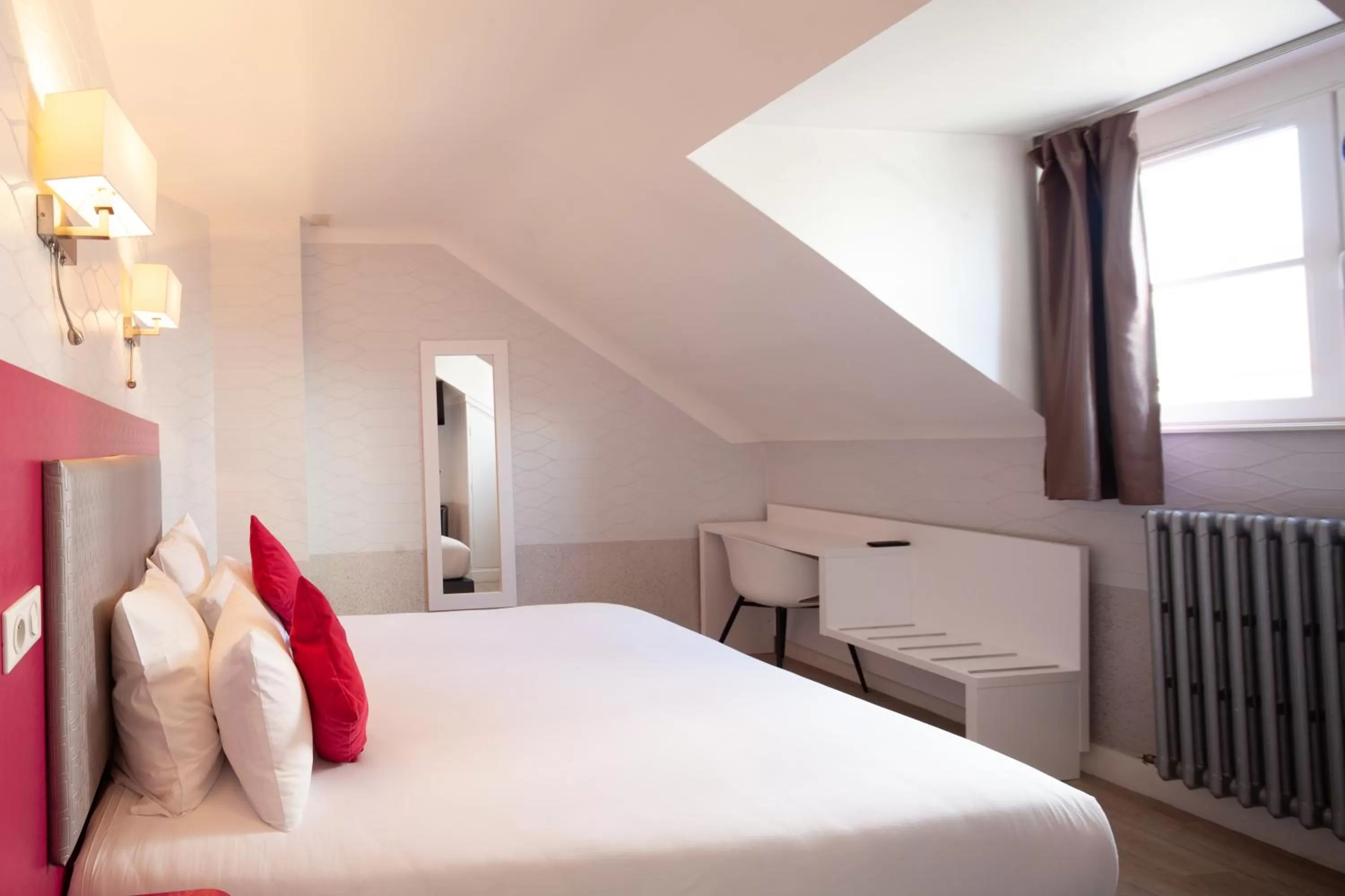 Bed in HOTEL DE PARIS MONTPARNASSE