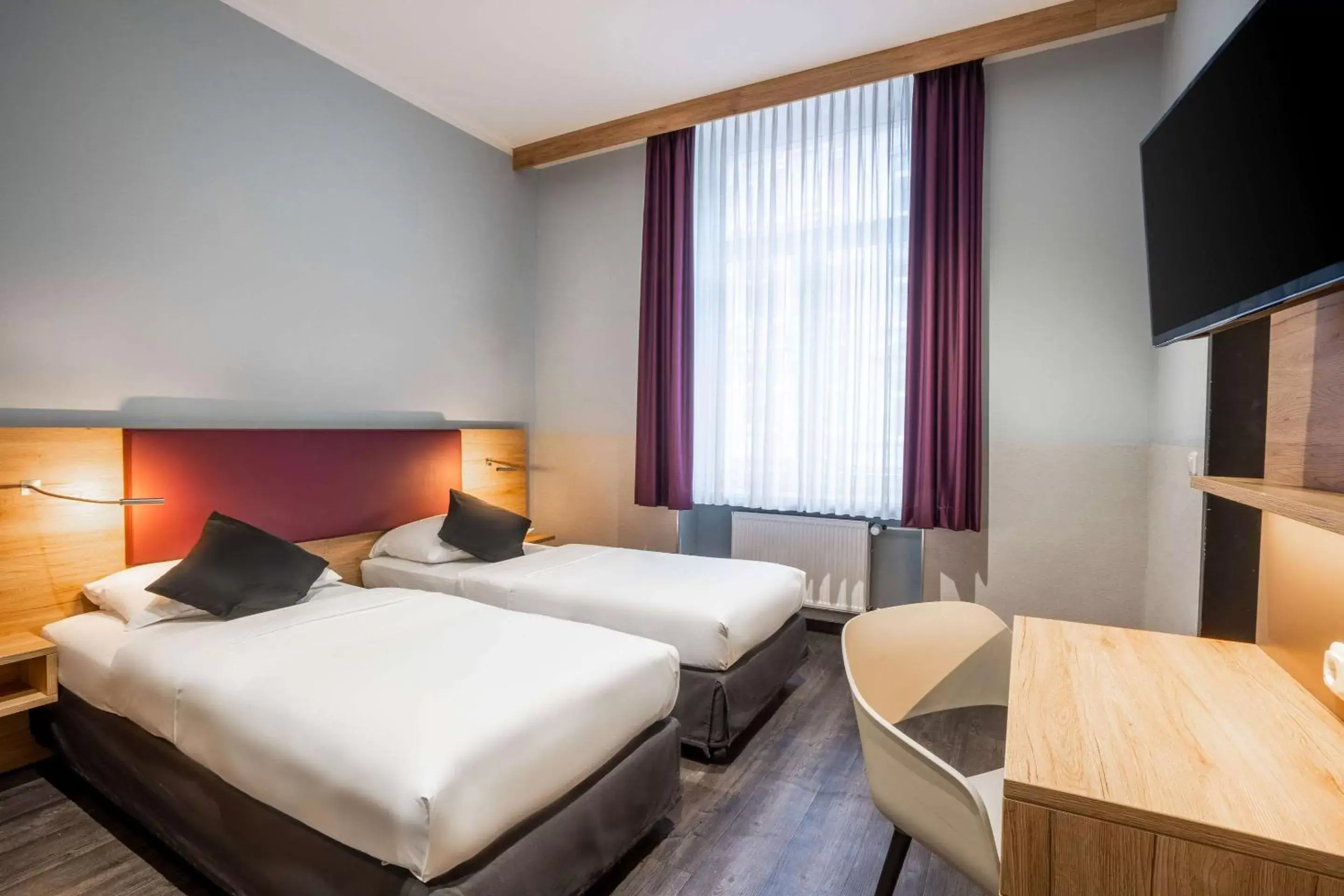 Photo of the whole room, Bed in Comfort Hotel Frankfurt Central Station