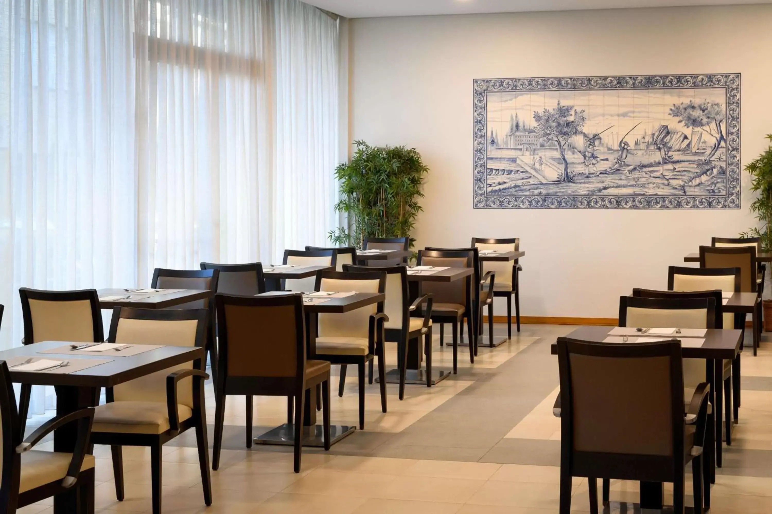 Restaurant/Places to Eat in TRYP by Wyndham Porto Centro Hotel