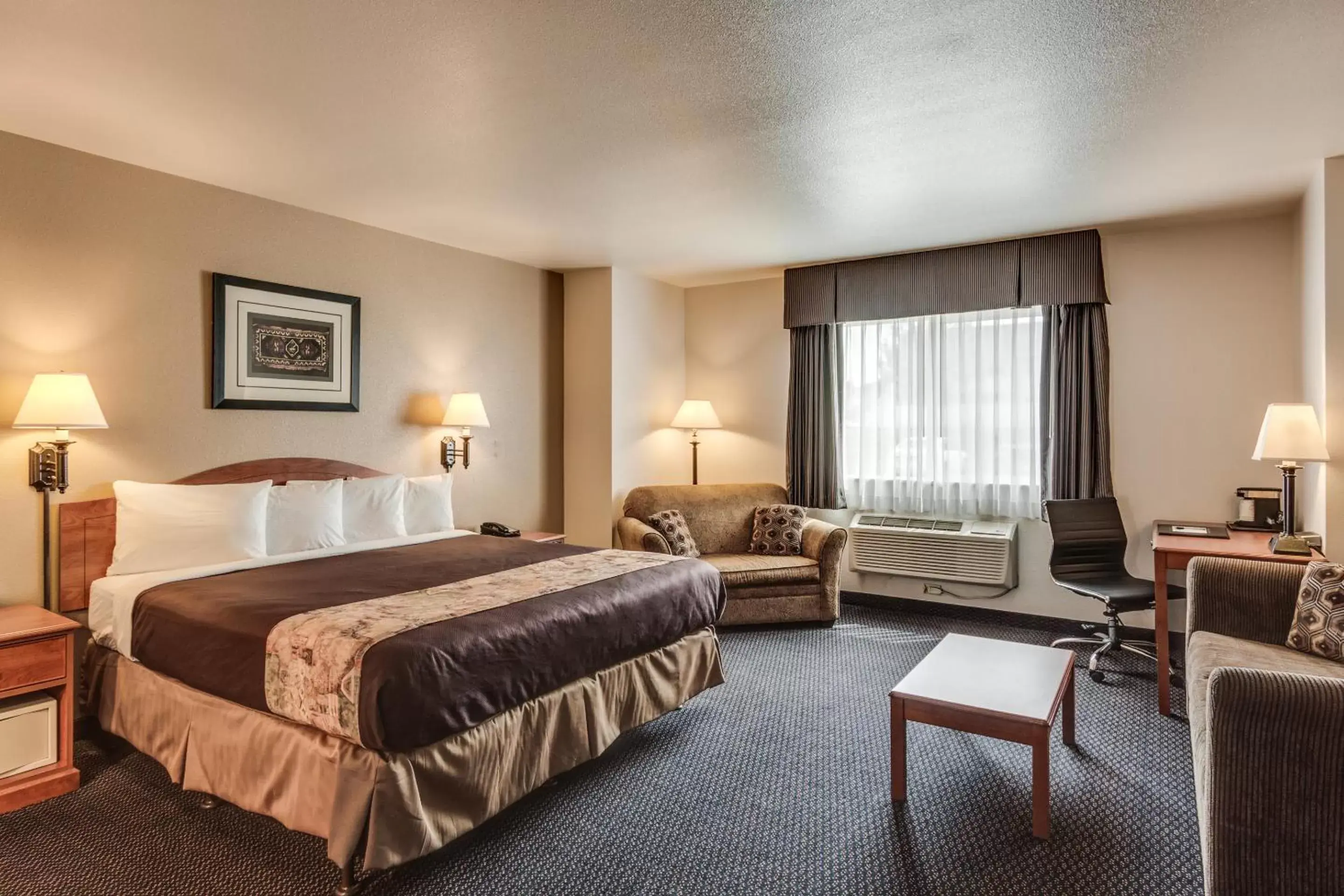 Bedroom in SureStay Plus Hotel by Best Western Post Falls