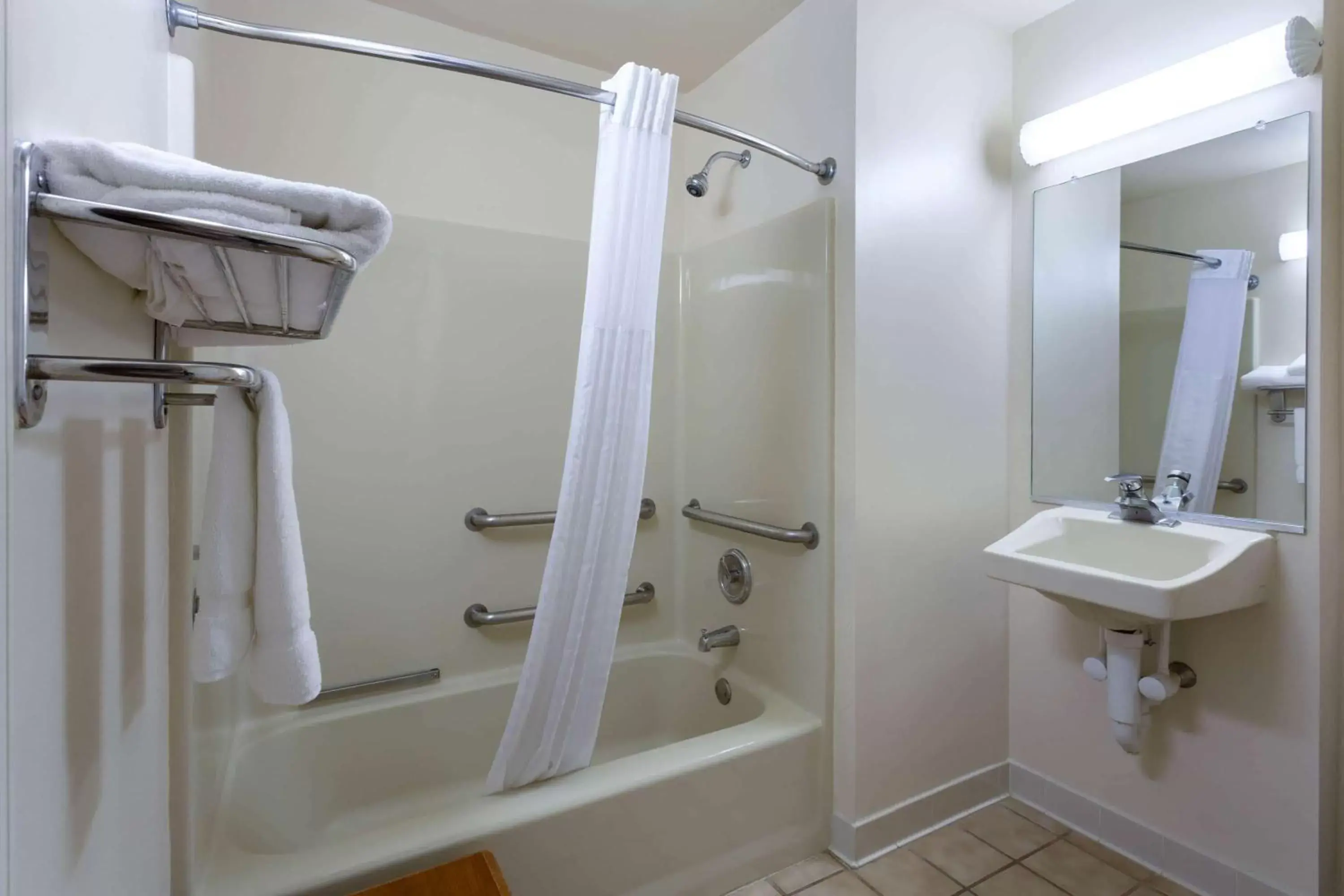 Bathroom in Hawthorn Suites by Wyndham Allentown-Fogelsville