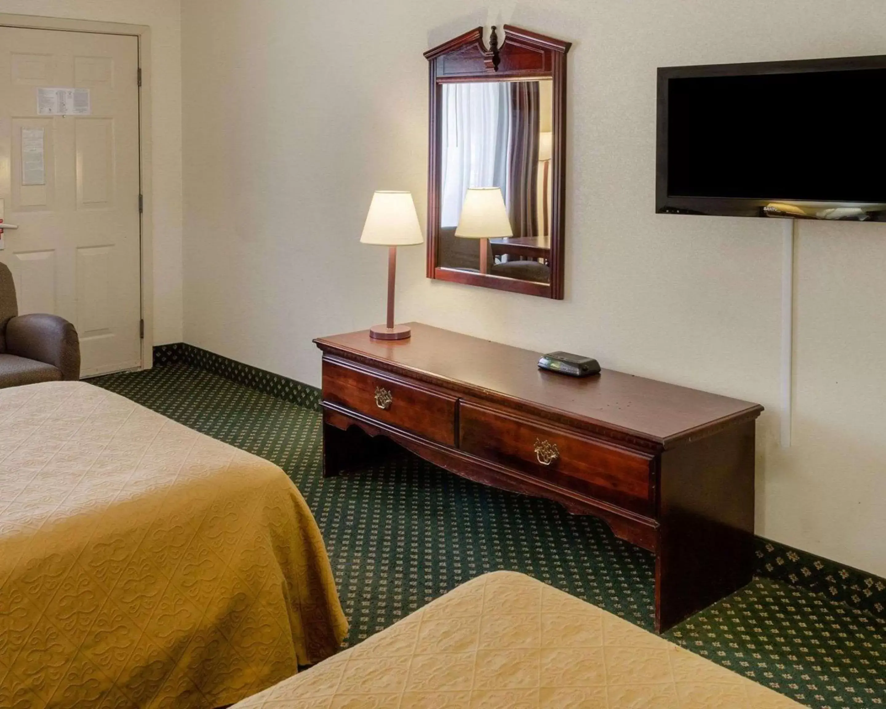 Photo of the whole room, TV/Entertainment Center in Econo Lodge Inn & Suites Philadelphia