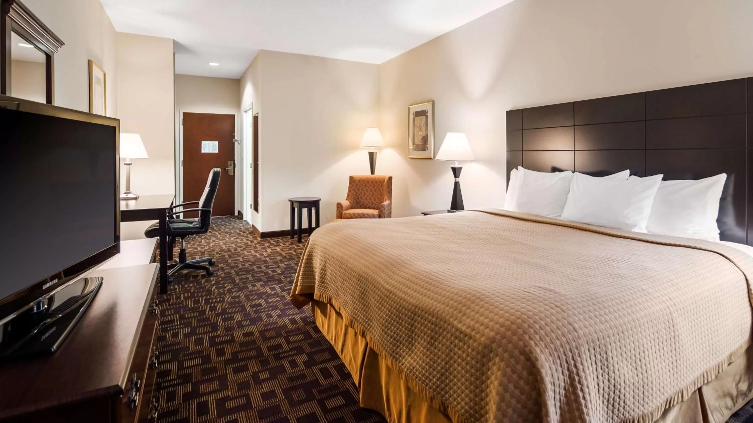 King Suite with Single Sofa Bed in Best Western Carowinds