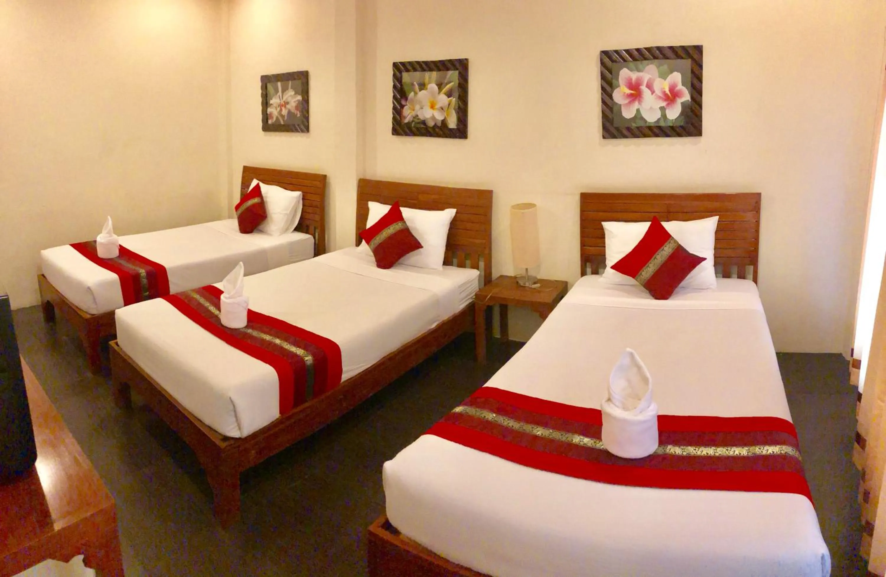 Staff, Bed in Home Inn Pai Garden