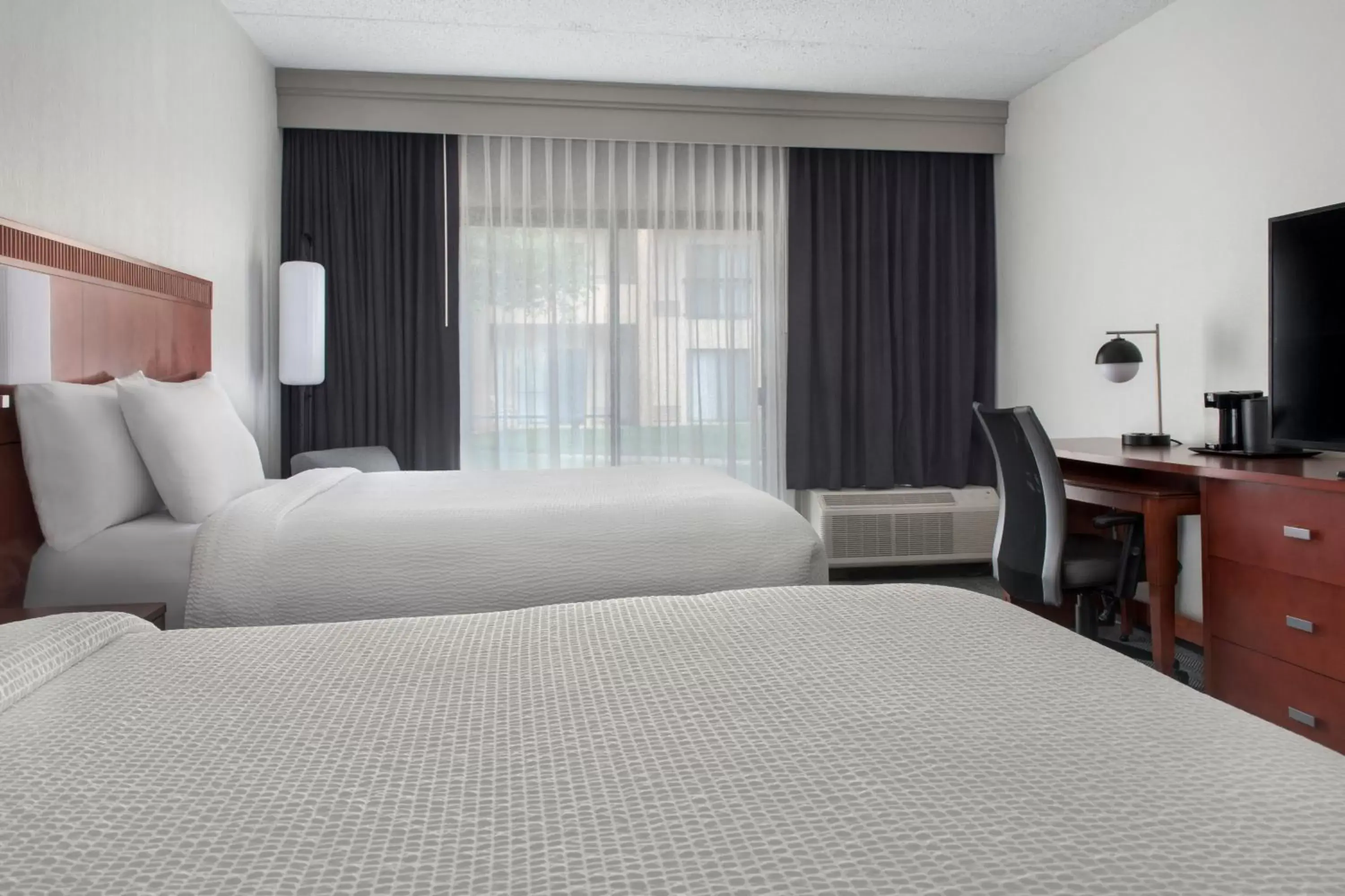 Photo of the whole room, Bed in Courtyard By Marriott Baltimore Hunt Valley