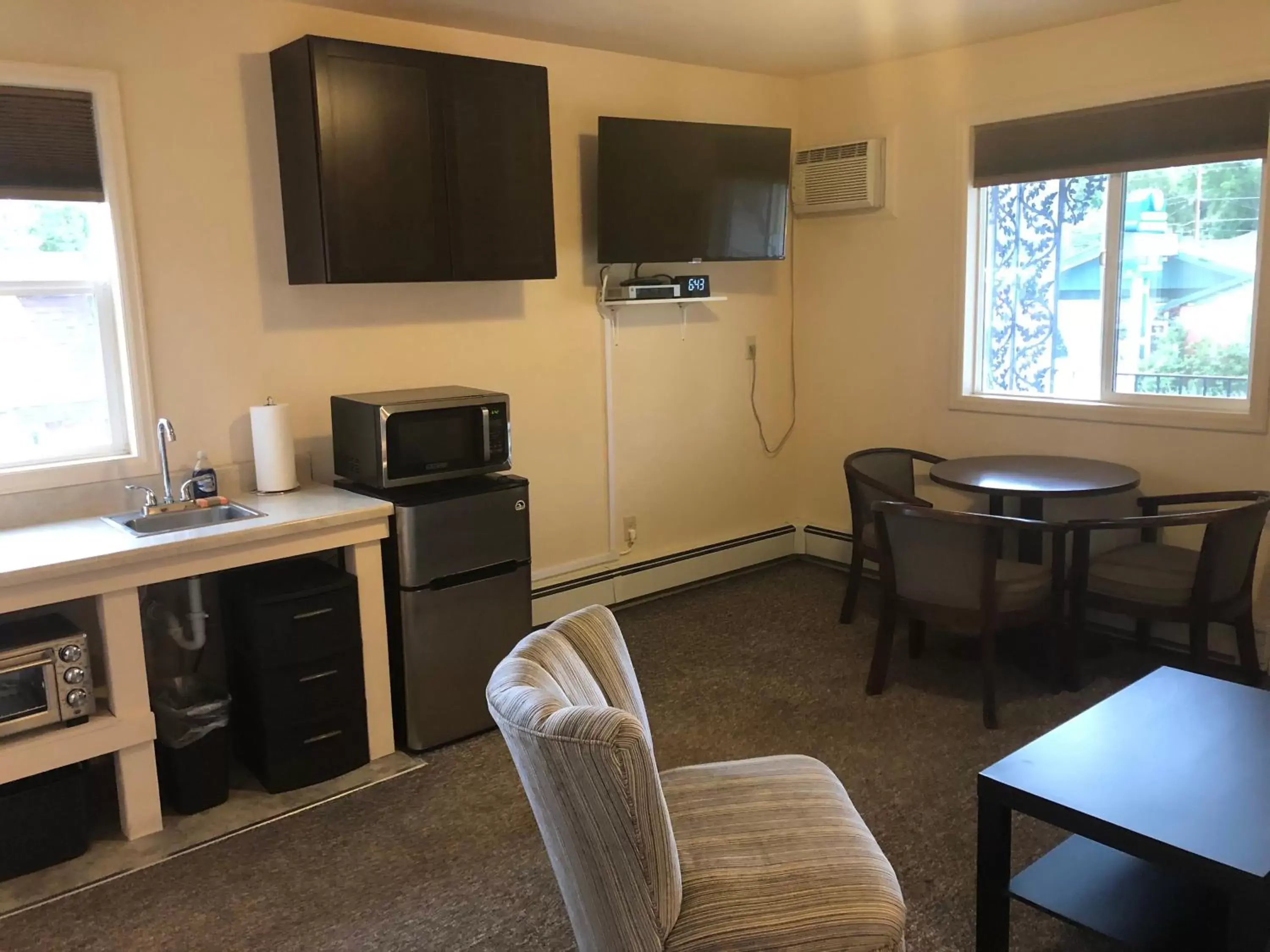 Living room, TV/Entertainment Center in Mansion House Motel