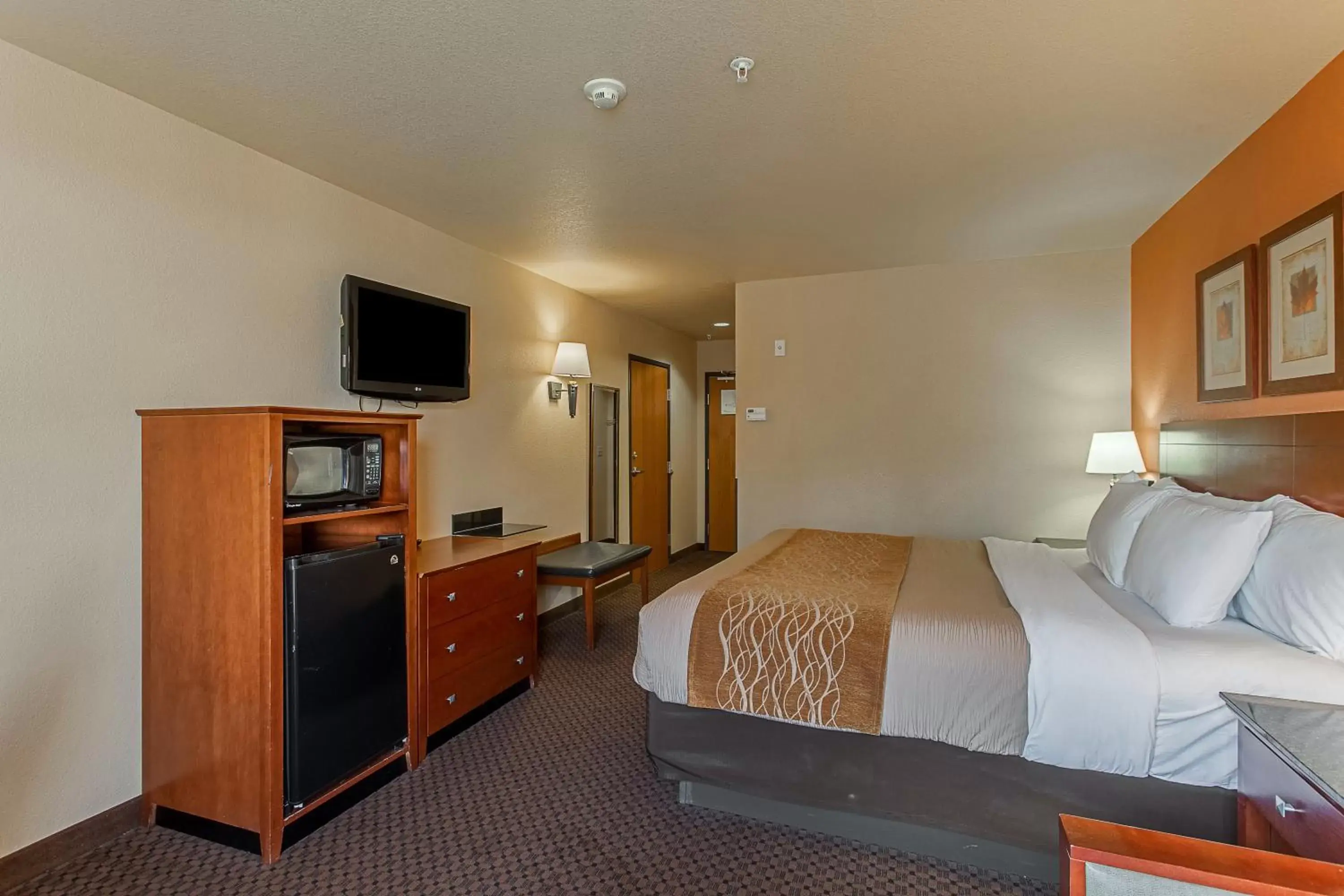 Photo of the whole room, TV/Entertainment Center in Hotel Ruidoso