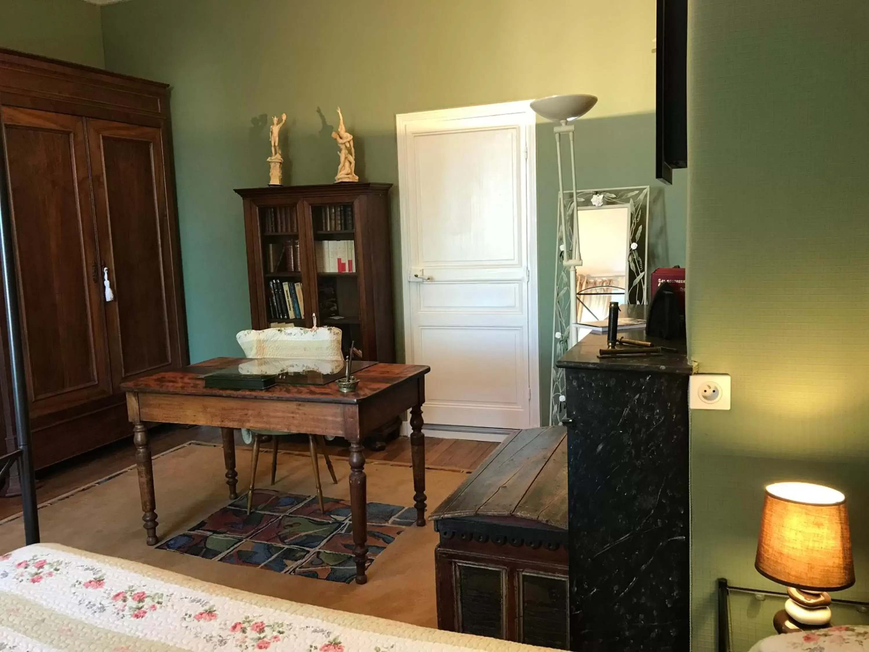 Photo of the whole room, Dining Area in Le Clos de La Muse