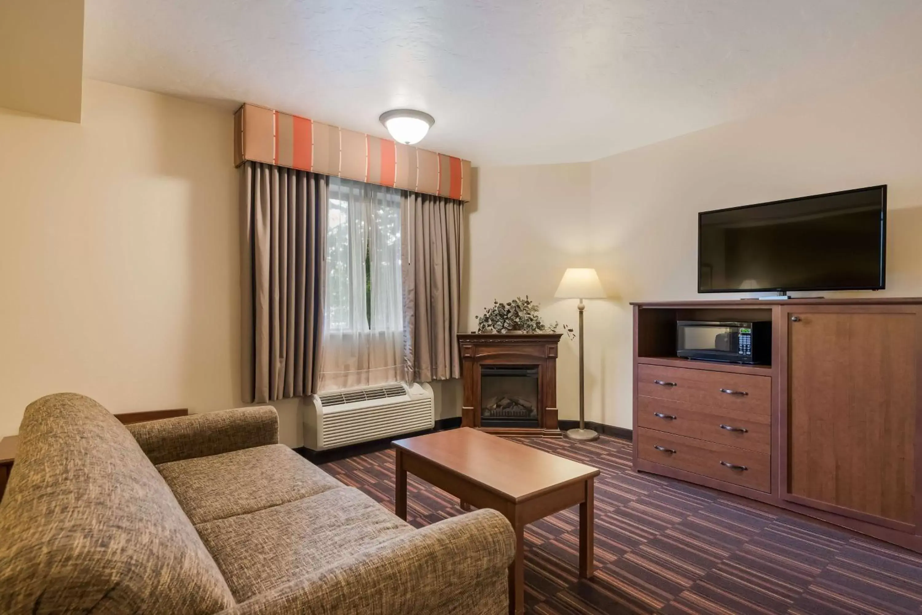 Bedroom, Seating Area in Best Western Town and Country Inn